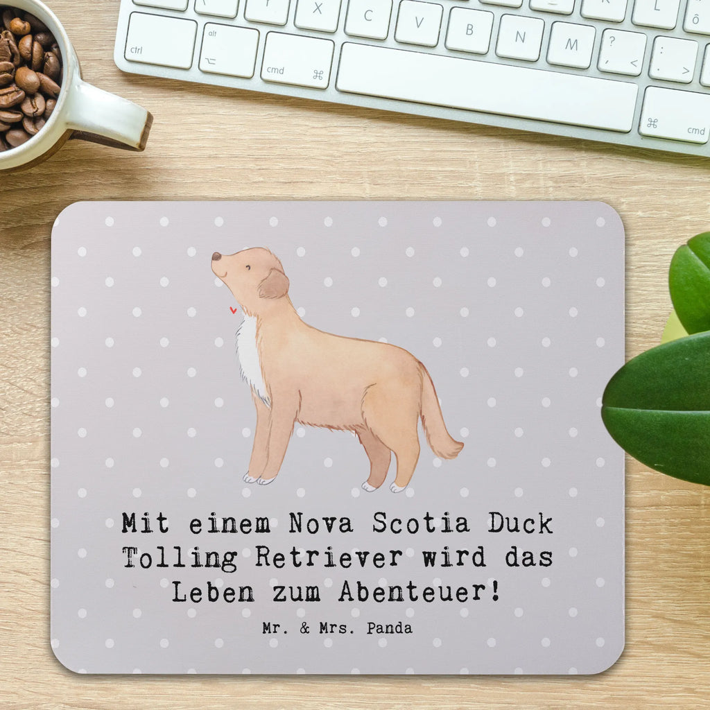 Mouse mat Mit einem Nova Scotia Duck Tolling Retriever wird das Leben zum Abenteuer! Büroausstattung, Mausunterlage, Mauspad Büro, Arbeitszimmer, Mousepad, PC Zubehör, Einzigartiges Mauspad, Designer Mauspad, Computer zubehör, Mauspad, Hund, Hunderasse, Rassehund, Hundebesitzer, Geschenk, Tierfreund, Schenken, Welpe