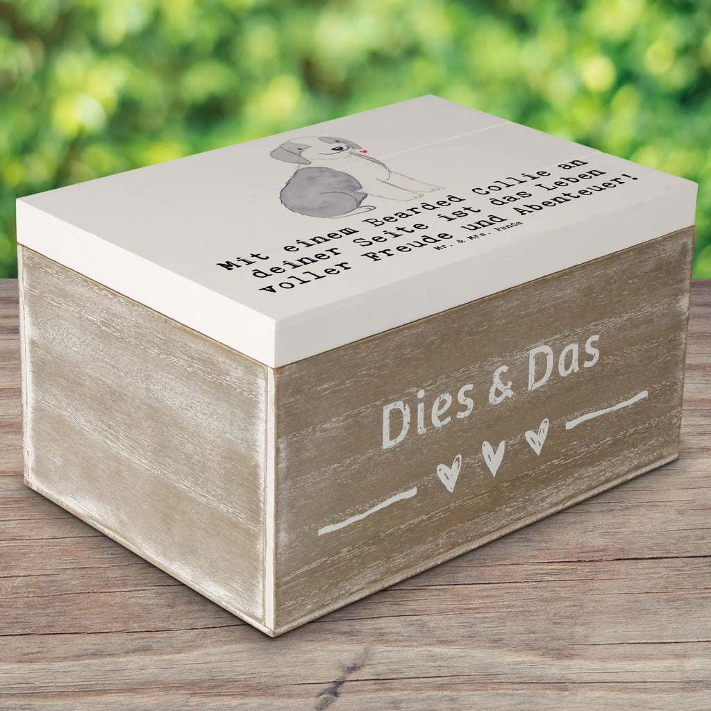 Wooden chest Mit einem Bearded Collie an deiner Seite ist das Leben voller Freude und Abenteuer! Holzkiste, Schatzkiste, Schatulle, Geschenkdose, Aufbewahrungsbox, Geschenkbox, Truhe, Erinnerungsbox, XXL, Kiste, Erinnerungskiste, Dekokiste, Hund, Hunderasse, Rassehund, Hundebesitzer, Geschenk, Tierfreund, Schenken, Welpe