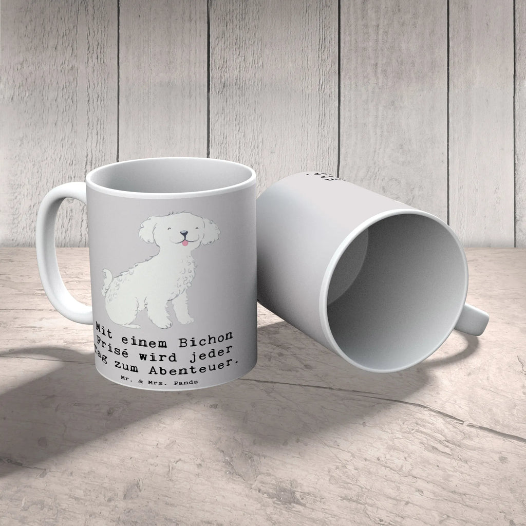 Tasse Mit einem Bichon Frisé wird jeder Tag zum Abenteuer. Tasse, Geschenktasse, Keramiktasse, Bürotasse, Tasse mit Motiven, Kaffeetasse, Porzellantasse, Tasse mit Zitaten, Teetasse, Hund, Hunderasse, Rassehund, Hundebesitzer, Geschenk, Tierfreund, Schenken, Welpe
