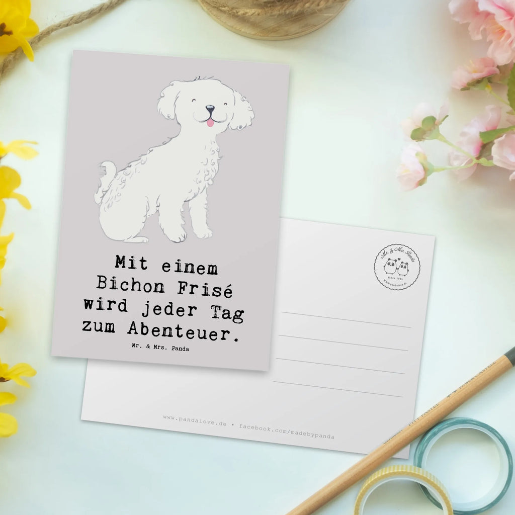 Postkarte Mit einem Bichon Frisé wird jeder Tag zum Abenteuer. Karte, Ansichtskarten, Geschenkkarte, Einladungskarte, Geburtstagskarte, Ansichtskarte, Postkarte, Dankeskarte, Grußkarte, Einladung, Einladungskarten Geburtstag, Einladung Geburtstag, Hund, Hunderasse, Rassehund, Hundebesitzer, Geschenk, Tierfreund, Schenken, Welpe