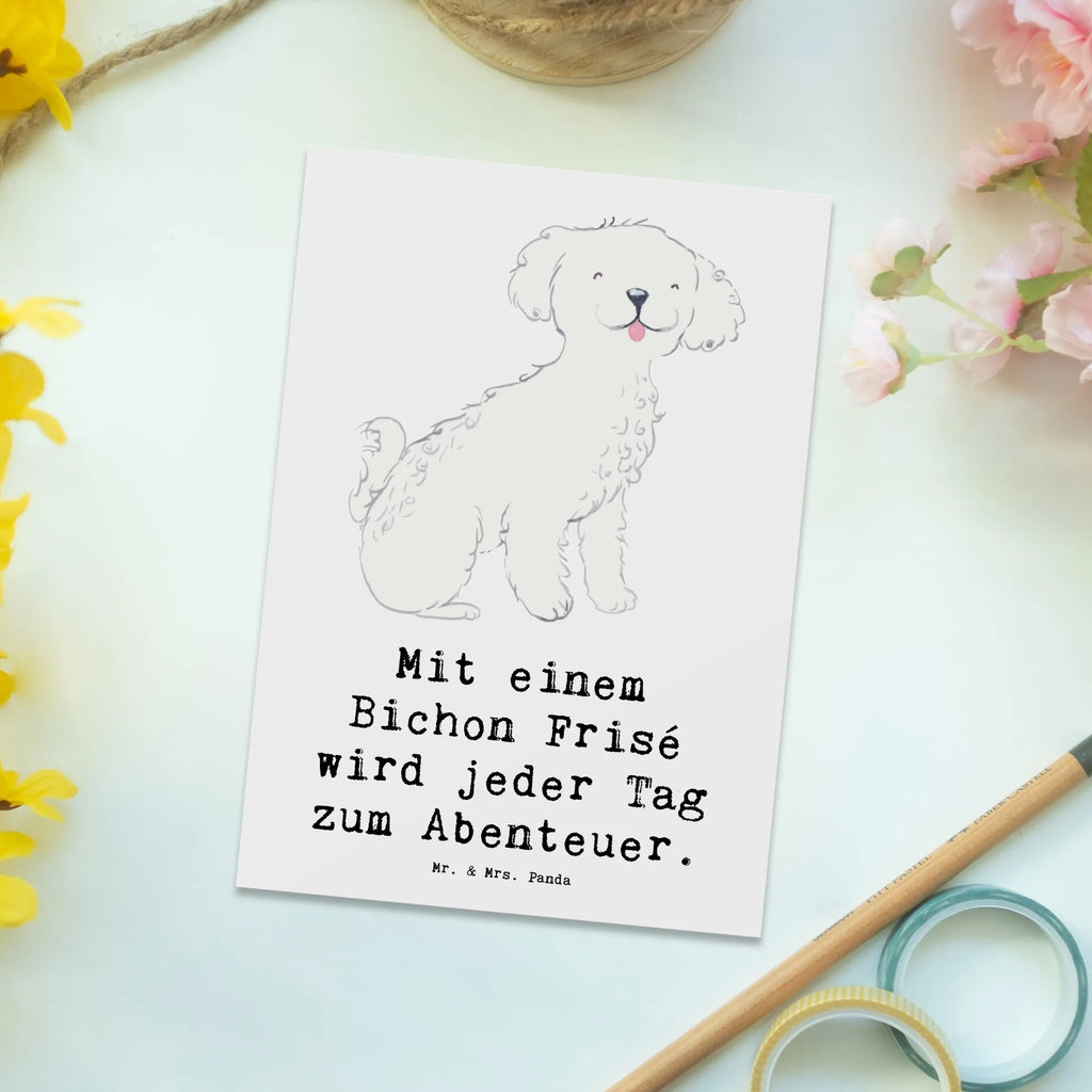 Postkarte Mit einem Bichon Frisé wird jeder Tag zum Abenteuer. Karte, Ansichtskarten, Geschenkkarte, Einladungskarte, Geburtstagskarte, Ansichtskarte, Postkarte, Dankeskarte, Grußkarte, Einladung, Einladungskarten Geburtstag, Einladung Geburtstag, Hund, Hunderasse, Rassehund, Hundebesitzer, Geschenk, Tierfreund, Schenken, Welpe