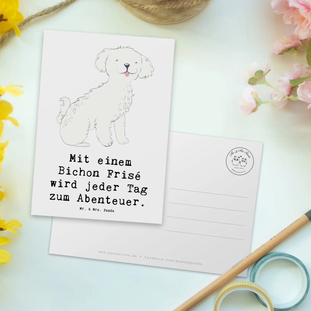 Postkarte Mit einem Bichon Frisé wird jeder Tag zum Abenteuer. Karte, Ansichtskarten, Geschenkkarte, Einladungskarte, Geburtstagskarte, Ansichtskarte, Postkarte, Dankeskarte, Grußkarte, Einladung, Einladungskarten Geburtstag, Einladung Geburtstag, Hund, Hunderasse, Rassehund, Hundebesitzer, Geschenk, Tierfreund, Schenken, Welpe