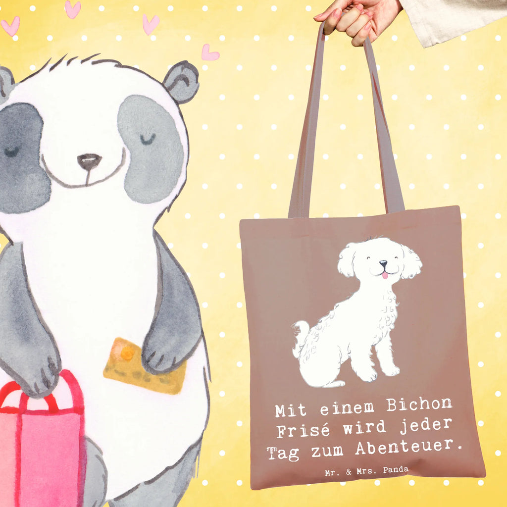 Tragetasche Mit einem Bichon Frisé wird jeder Tag zum Abenteuer. Tragetasche, Jutebeutel, Schultertasche, Jutetasche, Stofftasche, Shopper, Beutel, Laptoptasche, Stoffbeutel, Einkaufstüte, Strandtasche, Umhängetasche, Beuteltasche, Badetasche, Einkaufstasche, Tasche, Hund, Hunderasse, Rassehund, Hundebesitzer, Geschenk, Tierfreund, Schenken, Welpe