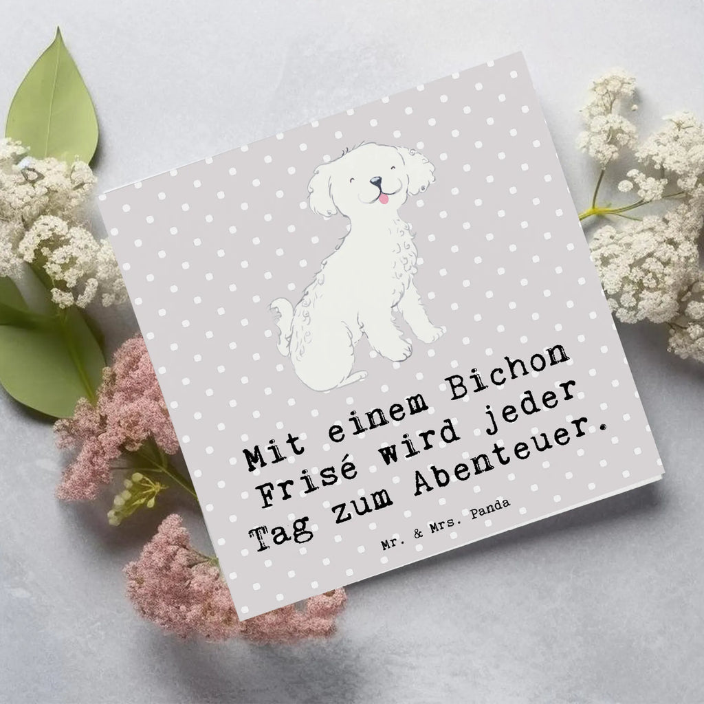 Deluxe Karte Mit einem Bichon Frisé wird jeder Tag zum Abenteuer. Grußkarte, Klappkarte, Hochwertige Grußkarte, Karte, Einladungskarte, Hochwertige Klappkarte, Glückwunschkarte, Hochzeitskarte, Geburtstagskarte, Hund, Hunderasse, Rassehund, Hundebesitzer, Geschenk, Tierfreund, Schenken, Welpe