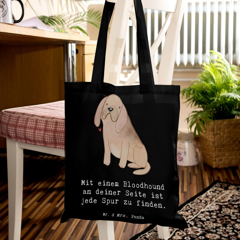 Tote bag Mit einem Bloodhound an deiner Seite ist jede Spur zu finden. Shopper, Stoffbeutel, Beutel, Einkaufstüte, Beuteltasche, Einkaufstasche, Laptoptasche, Badetasche, Tragetasche, Tasche, Jutebeutel, Umhängetasche, Schultertasche, Jutetasche, Stofftasche, Strandtasche, Hund, Hunderasse, Rassehund, Hundebesitzer, Geschenk, Tierfreund, Schenken, Welpe