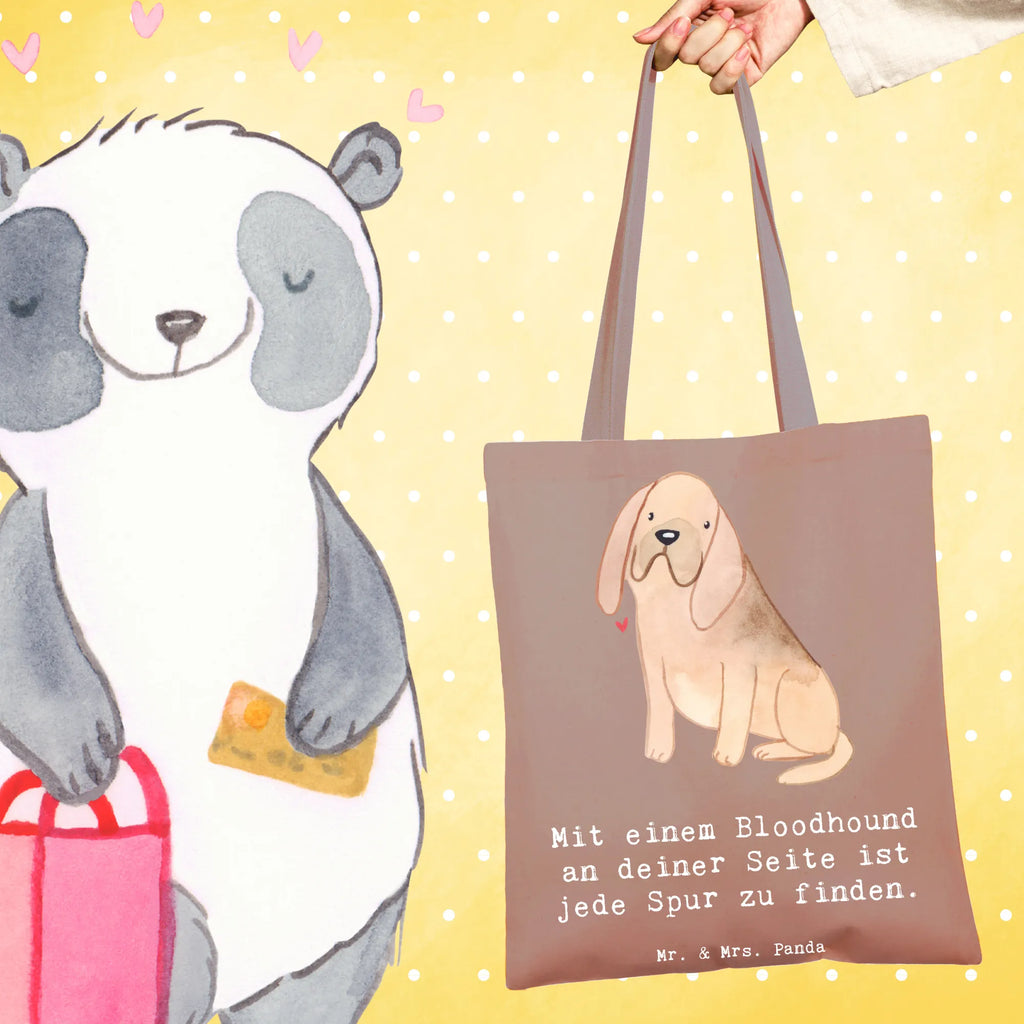 Tote bag Mit einem Bloodhound an deiner Seite ist jede Spur zu finden. Shopper, Stoffbeutel, Beutel, Einkaufstüte, Beuteltasche, Einkaufstasche, Laptoptasche, Badetasche, Tragetasche, Tasche, Jutebeutel, Umhängetasche, Schultertasche, Jutetasche, Stofftasche, Strandtasche, Hund, Hunderasse, Rassehund, Hundebesitzer, Geschenk, Tierfreund, Schenken, Welpe