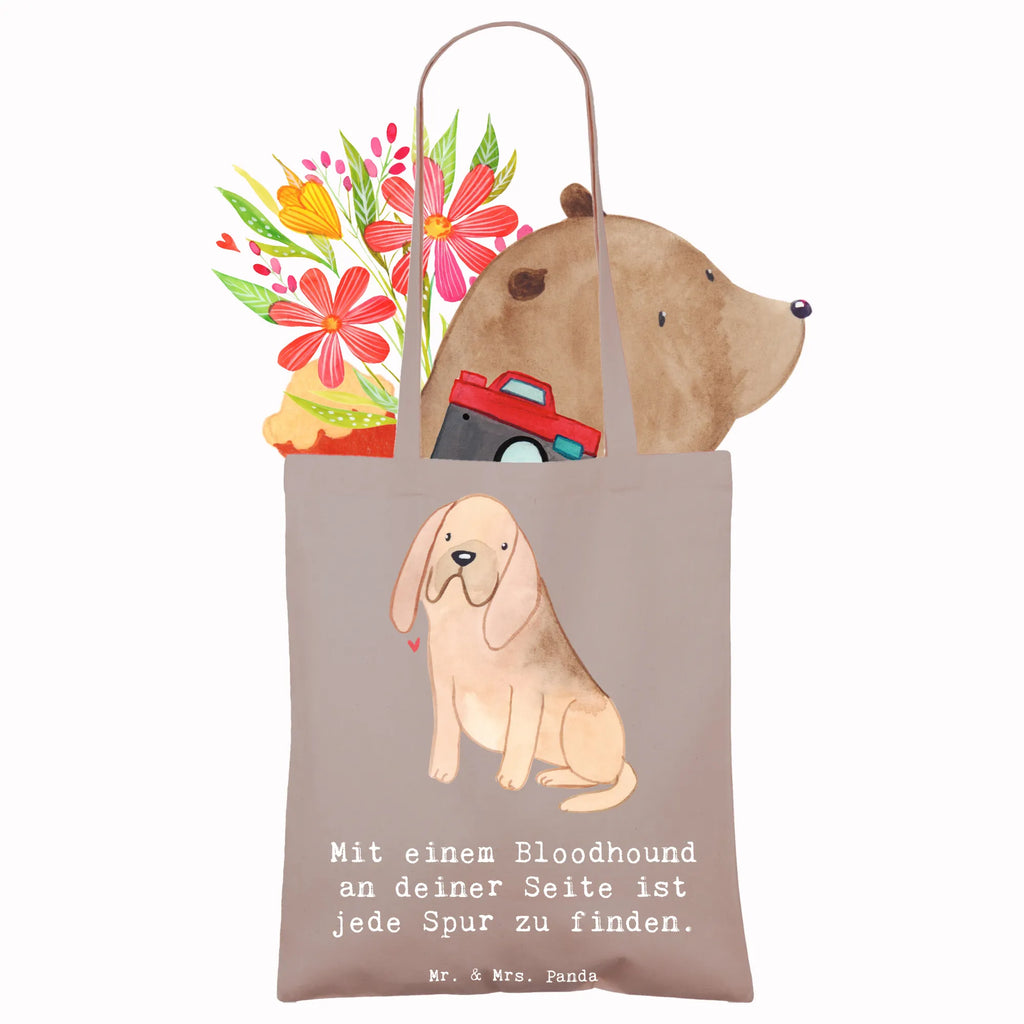 Tote bag Mit einem Bloodhound an deiner Seite ist jede Spur zu finden. Shopper, Stoffbeutel, Beutel, Einkaufstüte, Beuteltasche, Einkaufstasche, Laptoptasche, Badetasche, Tragetasche, Tasche, Jutebeutel, Umhängetasche, Schultertasche, Jutetasche, Stofftasche, Strandtasche, Hund, Hunderasse, Rassehund, Hundebesitzer, Geschenk, Tierfreund, Schenken, Welpe