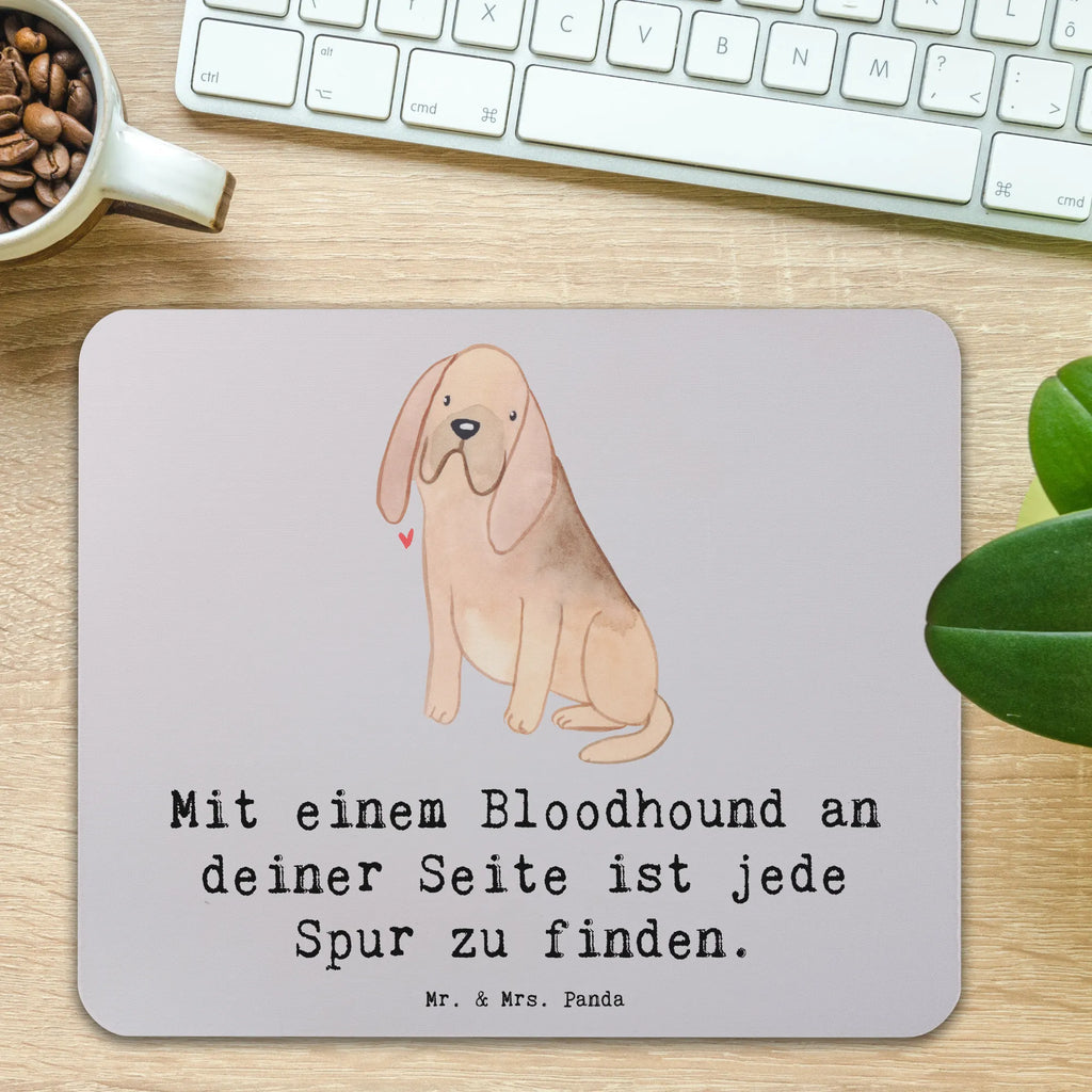 Mouse mat Mit einem Bloodhound an deiner Seite ist jede Spur zu finden. Mousepad, Mauspad, Mauspad Büro, Büroausstattung, Einzigartiges Mauspad, Mausunterlage, Computer zubehör, Designer Mauspad, Arbeitszimmer, PC Zubehör, Hund, Hunderasse, Rassehund, Hundebesitzer, Geschenk, Tierfreund, Schenken, Welpe