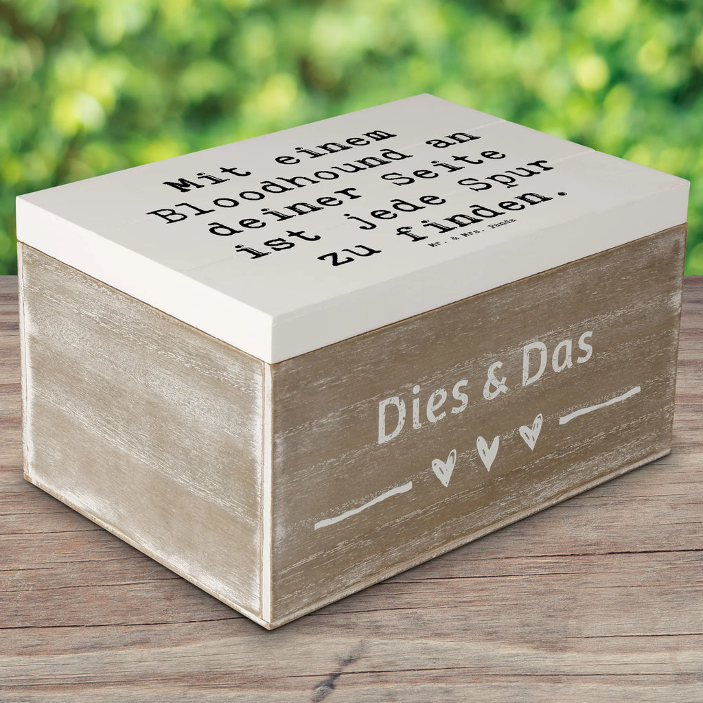 Wooden chest Saying Mit einem Bloodhound an deiner Seite ist jede Spur zu finden. Schatzkiste, Aufbewahrungsbox, Erinnerungskiste, Holzkiste, Schatulle, Dekokiste, Geschenkdose, Truhe, Kiste, Geschenkbox, Erinnerungsbox, XXL, Hund, Hunderasse, Rassehund, Hundebesitzer, Geschenk, Tierfreund, Schenken, Welpe
