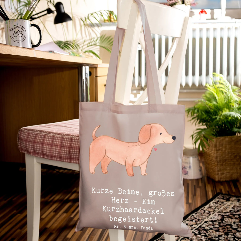 Tote bag Kurze Beine, großes Herz - Ein Kurzhaardackel begeistert! Einkaufstasche, Strandtasche, Shopper, Stoffbeutel, Laptoptasche, Stofftasche, Badetasche, Umhängetasche, Jutebeutel, Tasche, Einkaufstüte, Tragetasche, Beutel, Jutetasche, Schultertasche, Beuteltasche, Hund, Hunderasse, Rassehund, Hundebesitzer, Geschenk, Tierfreund, Schenken, Welpe