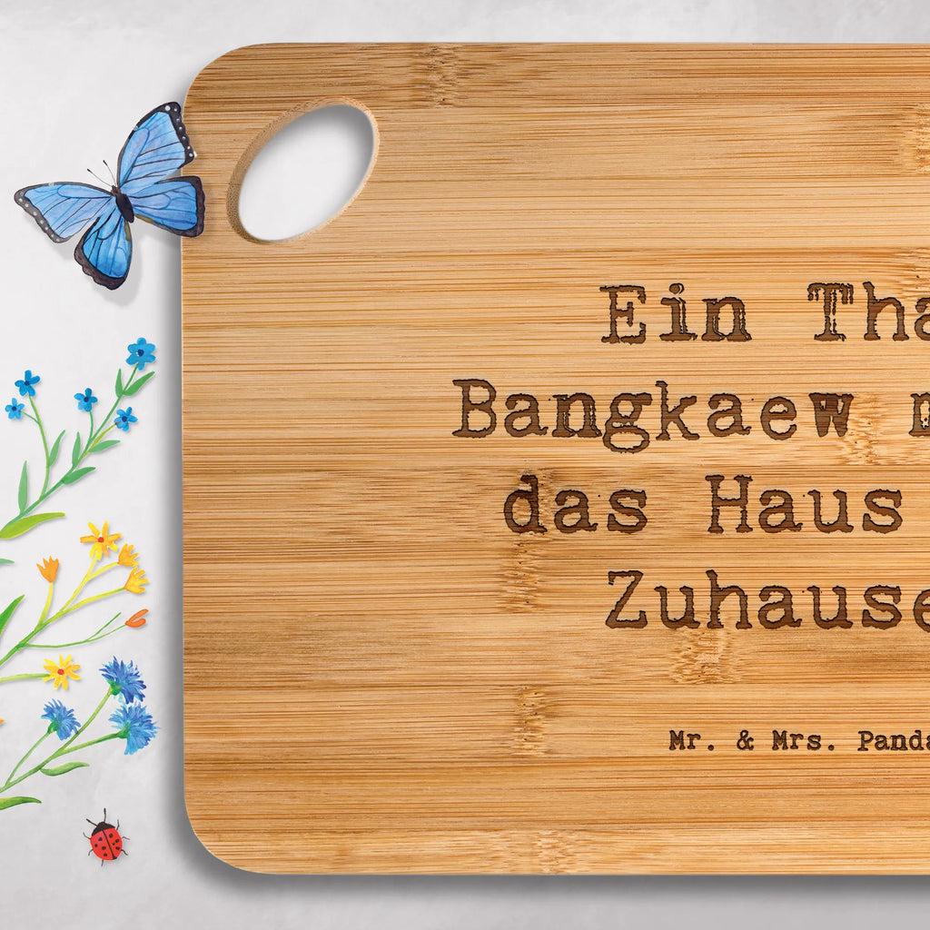 Frühstücksbrett Spruch Thai Bangkaew Zuhause Frühstücksbrett, Brett, Holzbrett, Holzbrettchen, Hackbrett, Küchenbrett, Servierbrett, Schneidebrett, Hund, Hunderasse, Rassehund, Hundebesitzer, Geschenk, Tierfreund, Schenken, Welpe