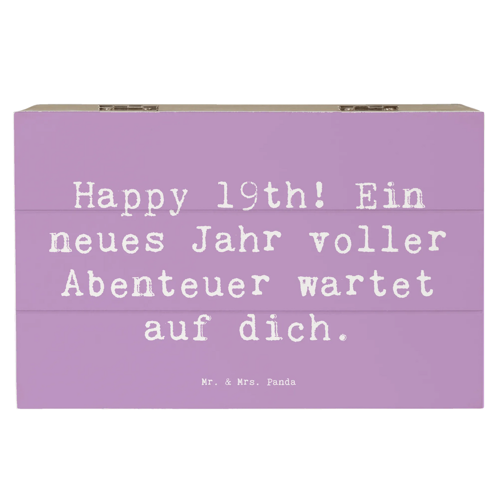 Wooden chest Saying Happy 19th! Ein neues Jahr voller Abenteuer wartet auf dich. Erinnerungskiste, Holzkiste, Geschenkdose, Schatzkiste, Schatulle, Geschenkbox, Truhe, Aufbewahrungsbox, Dekokiste, XXL, Erinnerungsbox, Kiste, Geburtstag, Geburtstagsgeschenk, Geschenk