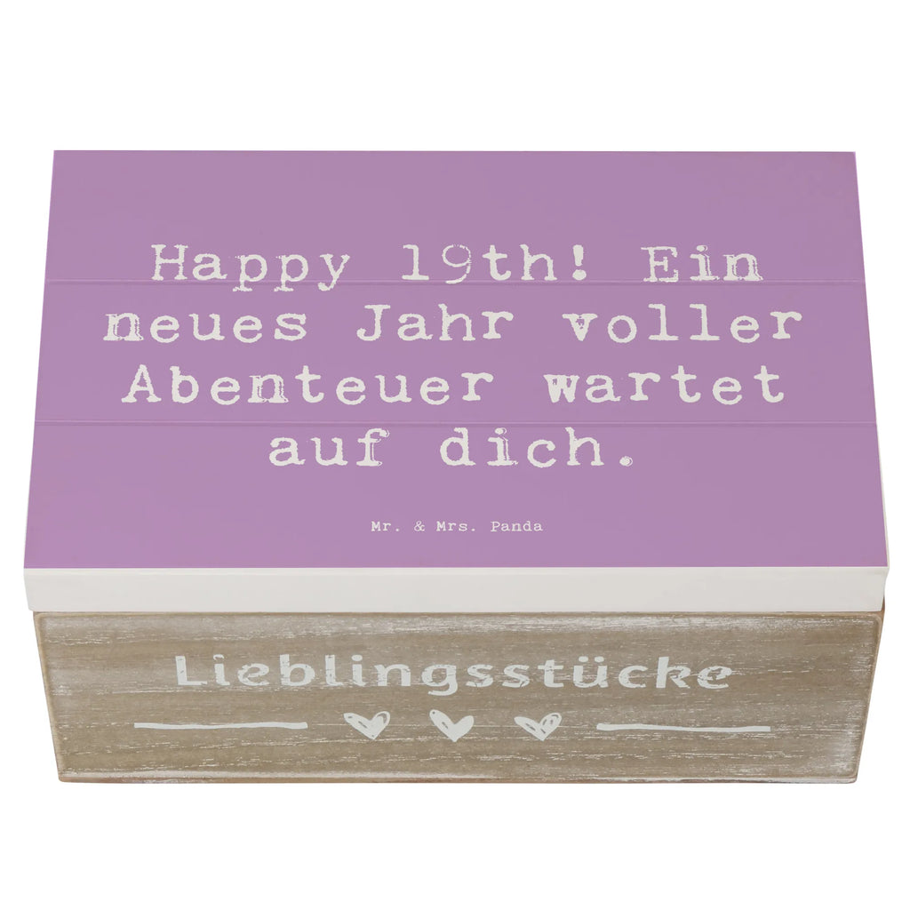 Wooden chest Saying Happy 19th! Ein neues Jahr voller Abenteuer wartet auf dich. Erinnerungskiste, Holzkiste, Geschenkdose, Schatzkiste, Schatulle, Geschenkbox, Truhe, Aufbewahrungsbox, Dekokiste, XXL, Erinnerungsbox, Kiste, Geburtstag, Geburtstagsgeschenk, Geschenk