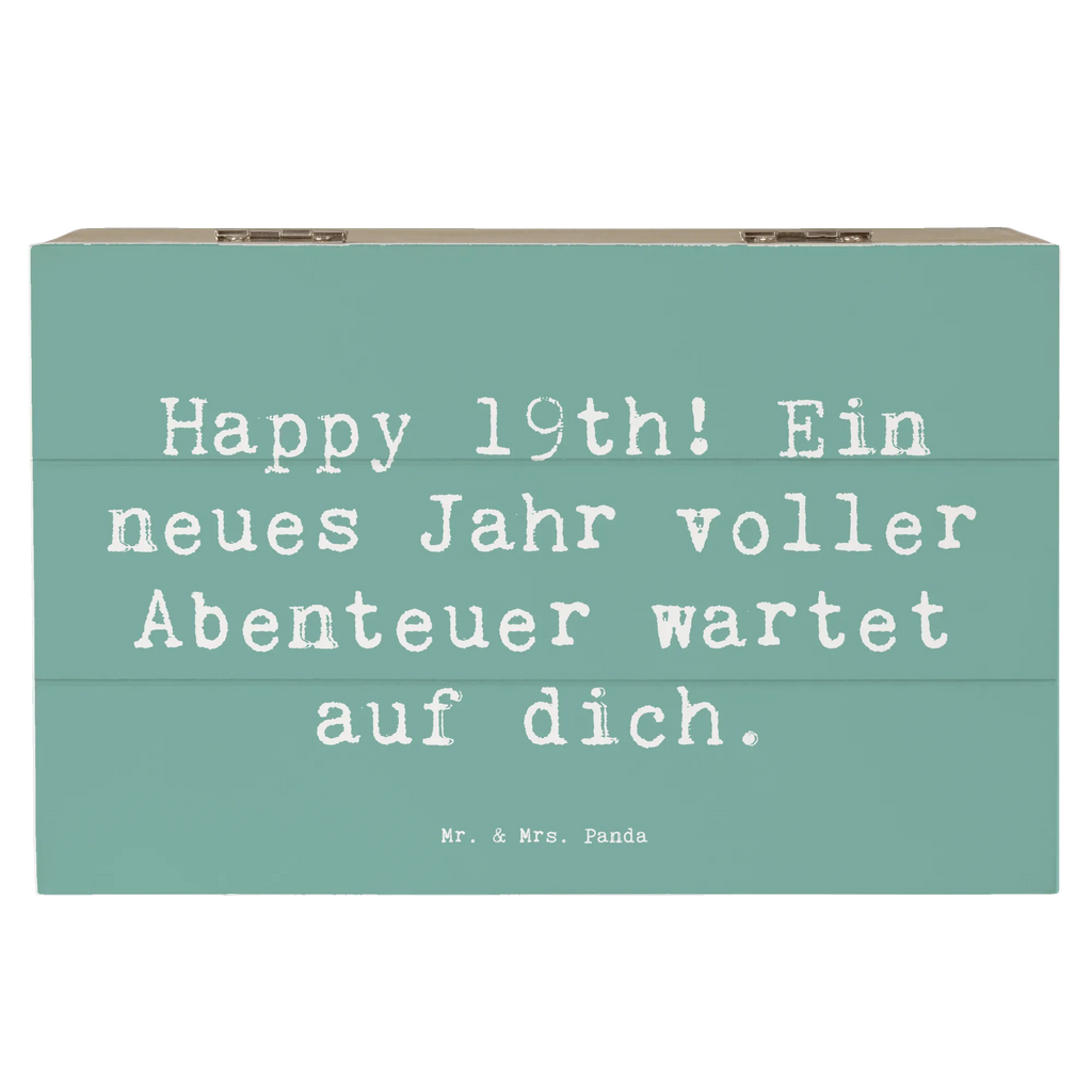 Wooden chest Saying Happy 19th! Ein neues Jahr voller Abenteuer wartet auf dich. Erinnerungskiste, Holzkiste, Geschenkdose, Schatzkiste, Schatulle, Geschenkbox, Truhe, Aufbewahrungsbox, Dekokiste, XXL, Erinnerungsbox, Kiste, Geburtstag, Geburtstagsgeschenk, Geschenk
