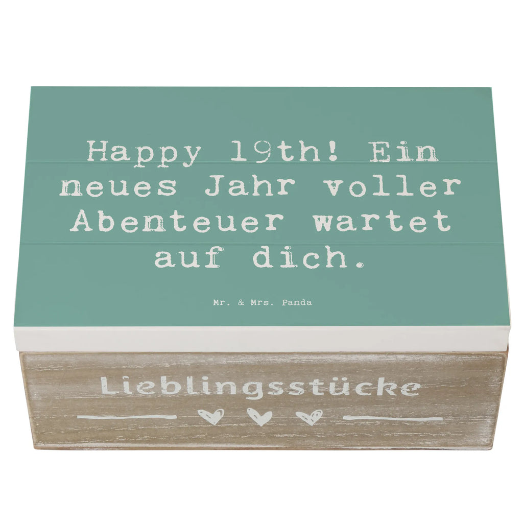 Wooden chest Saying Happy 19th! Ein neues Jahr voller Abenteuer wartet auf dich. Erinnerungskiste, Holzkiste, Geschenkdose, Schatzkiste, Schatulle, Geschenkbox, Truhe, Aufbewahrungsbox, Dekokiste, XXL, Erinnerungsbox, Kiste, Geburtstag, Geburtstagsgeschenk, Geschenk