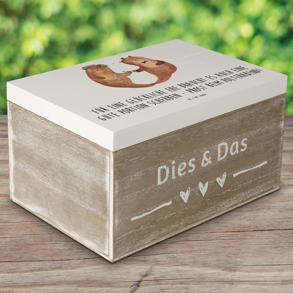 Wooden chest Für eine glückliche Ehe braucht es auch eine gute Portion Scherben - Prost beim Polterabend! Geschenkdose, Geschenkbox, Schatzkiste, Schatulle, Aufbewahrungsbox, XXL, Erinnerungskiste, Kiste, Truhe, Holzkiste, Erinnerungsbox, Dekokiste, Hochzeit, Hochzeitsgeschenk, Ehe, Hochzeitsfeier, Trauung, Trauungsgeschenk, Hochzeitskarte, Verlobungsfeier, Verlobungsgeschenk, Hochzeitsgeschenkideen, Hochzeitsgeschenke für Brautpaar