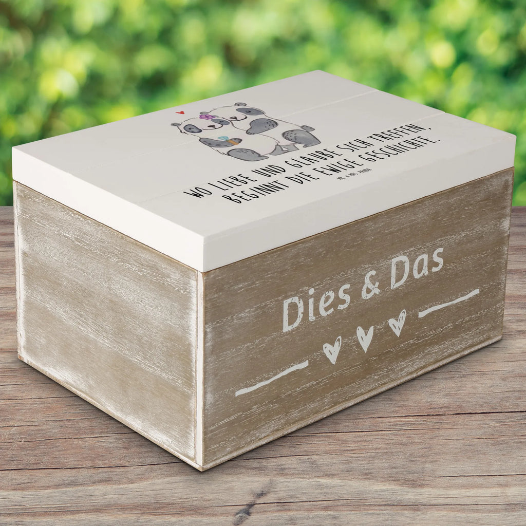 Wooden chest Wo Liebe und Glaube sich treffen, beginnt die ewige Geschichte. Truhe, Schatulle, Erinnerungsbox, Dekokiste, Geschenkdose, Erinnerungskiste, XXL, Kiste, Aufbewahrungsbox, Holzkiste, Schatzkiste, Geschenkbox, Hochzeit, Hochzeitsgeschenk, Ehe, Hochzeitsfeier, Trauung, Trauungsgeschenk, Hochzeitskarte, Verlobungsfeier, Verlobungsgeschenk, Hochzeitsgeschenkideen, Hochzeitsgeschenke für Brautpaar