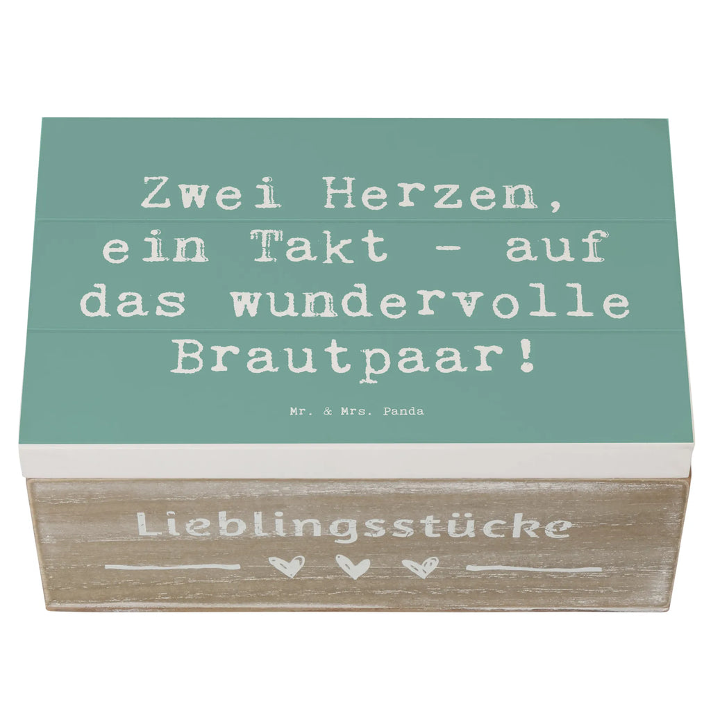 Wooden chest Saying Zwei Herzen, ein Takt - auf das wundervolle Brautpaar! Holzkiste, Kiste, Schatzkiste, Truhe, Schatulle, XXL, Erinnerungsbox, Erinnerungskiste, Dekokiste, Aufbewahrungsbox, Geschenkbox, Geschenkdose, Hochzeit, Hochzeitsgeschenk, Ehe, Hochzeitsfeier, Trauung, Trauungsgeschenk, Hochzeitskarte, Verlobungsfeier, Verlobungsgeschenk, Hochzeitsgeschenkideen, Hochzeitsgeschenke für Brautpaar