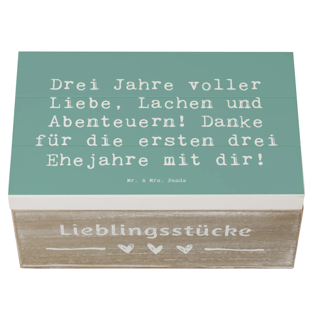 Wooden chest Saying Drei Jahre voller Liebe, Lachen und Abenteuern! Danke für die ersten drei Ehejahre mit dir! Kiste, Geschenkbox, Schatzkiste, Truhe, Dekokiste, Holzkiste, Erinnerungskiste, Erinnerungsbox, Aufbewahrungsbox, Schatulle, Geschenkdose, XXL, Hochzeit, Hochzeitsgeschenk, Ehe, Hochzeitsfeier, Trauung, Trauungsgeschenk, Hochzeitskarte, Verlobungsfeier, Verlobungsgeschenk, Hochzeitsgeschenkideen, Hochzeitsgeschenke für Brautpaar