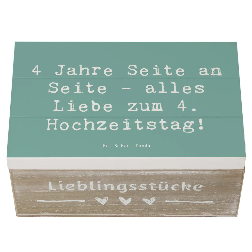 Wooden chest Saying 4 Jahre Seite an Seite - alles Liebe zum 4. Hochzeitstag! Holzkiste, Kiste, Schatzkiste, Truhe, Schatulle, XXL, Erinnerungsbox, Erinnerungskiste, Dekokiste, Aufbewahrungsbox, Geschenkbox, Geschenkdose, Hochzeit, Hochzeitsgeschenk, Ehe, Hochzeitsfeier, Trauung, Trauungsgeschenk, Hochzeitskarte, Verlobungsfeier, Verlobungsgeschenk, Hochzeitsgeschenkideen, Hochzeitsgeschenke für Brautpaar