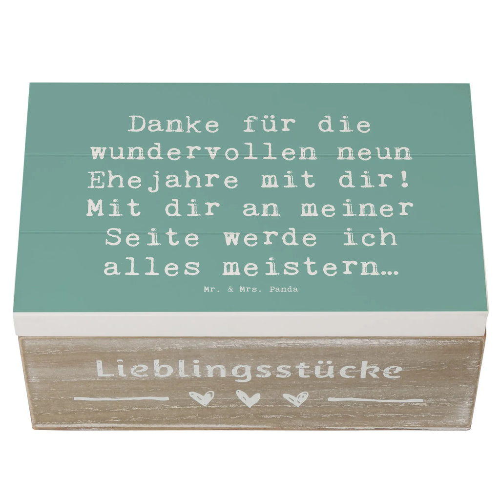 Wooden chest Saying Danke für die wundervollen neun Ehejahre mit dir! Mit dir an meiner Seite werde ich alles meistern… Erinnerungskiste, Dekokiste, Schatzkiste, Geschenkbox, Erinnerungsbox, Holzkiste, Geschenkdose, Kiste, Aufbewahrungsbox, Schatulle, Truhe, XXL, Hochzeit, Hochzeitsgeschenk, Ehe, Hochzeitsfeier, Trauung, Trauungsgeschenk, Hochzeitskarte, Verlobungsfeier, Verlobungsgeschenk, Hochzeitsgeschenkideen, Hochzeitsgeschenke für Brautpaar