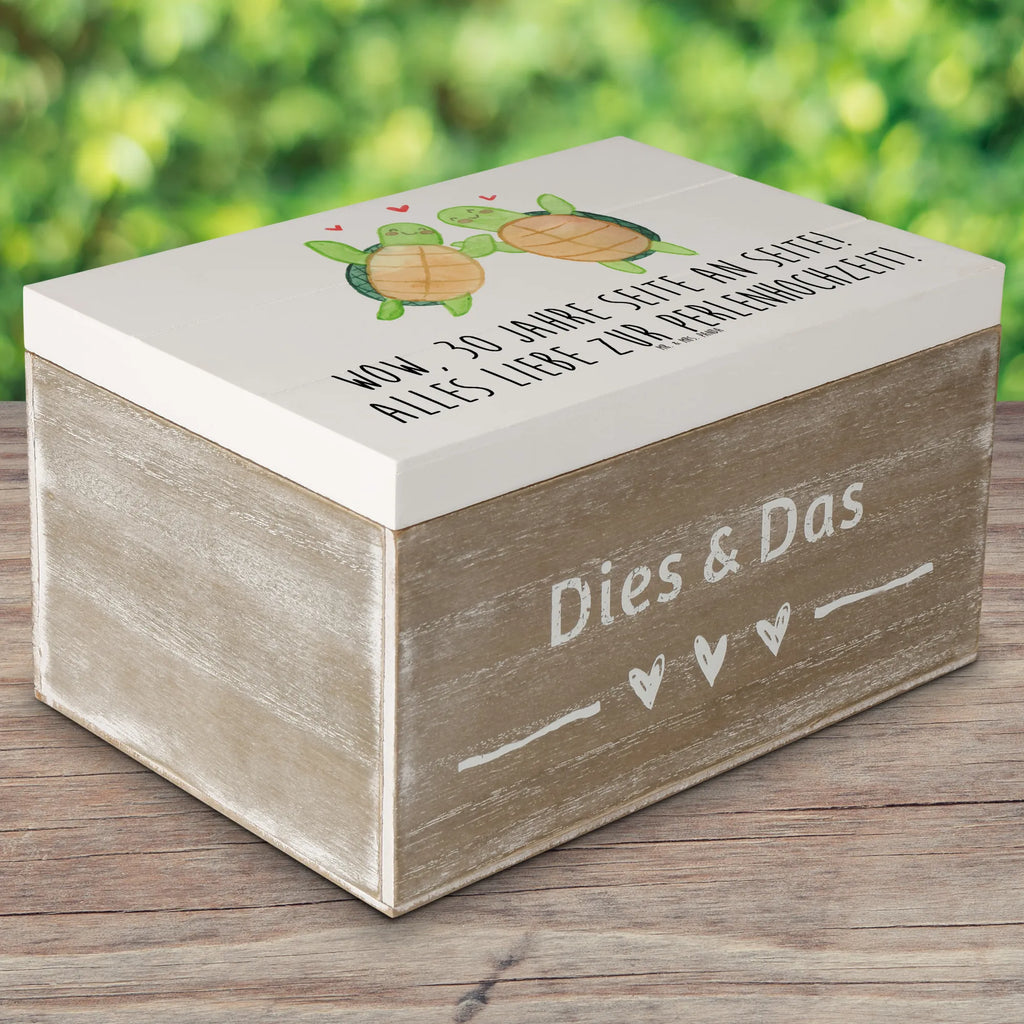 Holzkiste 30. Hochzeitstag Perlenhochzeit Erinnerungskiste, Geschenkbox, Holzkiste, Kiste, XXL, Aufbewahrungsbox, Schatulle, Truhe, Erinnerungsbox, Dekokiste, Geschenkdose, Schatzkiste, Hochzeit, Hochzeitsgeschenk, Ehe, Hochzeitsfeier, Trauung, Trauungsgeschenk, Hochzeitskarte, Verlobungsfeier, Verlobungsgeschenk, Hochzeitsgeschenkideen, Hochzeitsgeschenke für Brautpaar