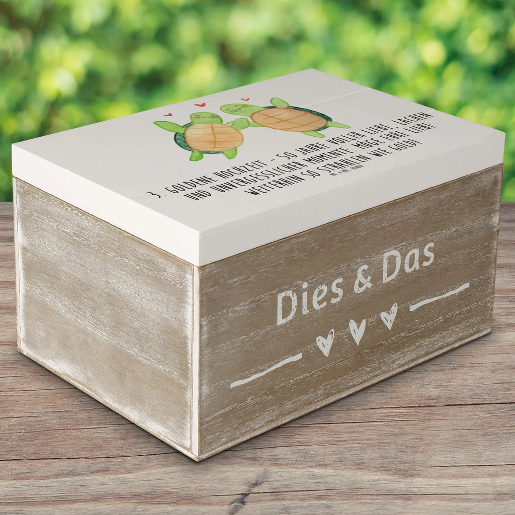 Wooden chest 3. Goldene Hochzeit - 50 Jahre voller Liebe, Lachen und unvergesslicher Momente. Möge eure Liebe weiterhin so strahlen wie Gold! Truhe, XXL, Dekokiste, Aufbewahrungsbox, Erinnerungskiste, Schatulle, Schatzkiste, Kiste, Geschenkbox, Holzkiste, Geschenkdose, Erinnerungsbox, Hochzeit, Hochzeitsgeschenk, Ehe, Hochzeitsfeier, Trauung, Trauungsgeschenk, Hochzeitskarte, Verlobungsfeier, Verlobungsgeschenk, Hochzeitsgeschenkideen, Hochzeitsgeschenke für Brautpaar