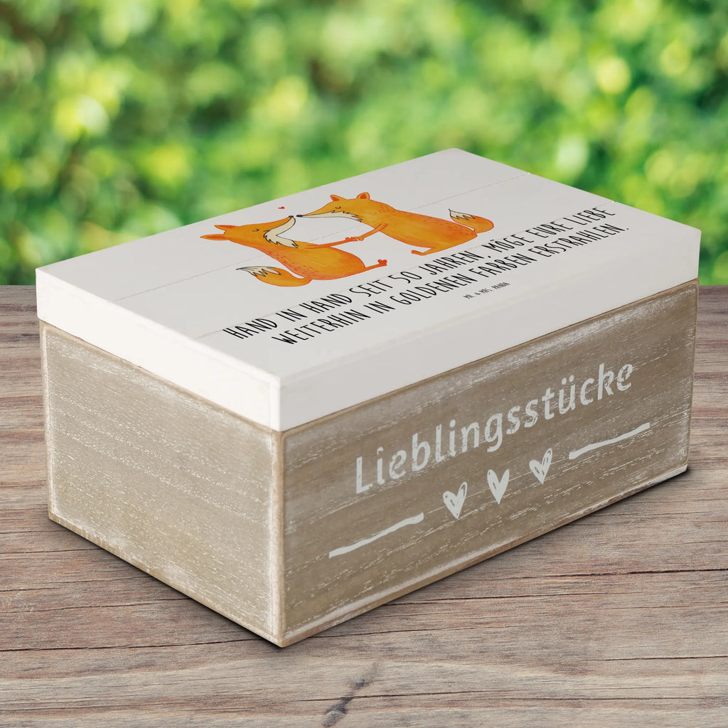 Wooden chest Hand in Hand seit 50 Jahren, möge eure Liebe weiterhin in goldenen Farben erstrahlen. Dekokiste, Geschenkbox, Erinnerungskiste, Geschenkdose, Erinnerungsbox, Kiste, Aufbewahrungsbox, XXL, Schatulle, Truhe, Schatzkiste, Holzkiste, Hochzeit, Hochzeitsgeschenk, Ehe, Hochzeitsfeier, Trauung, Trauungsgeschenk, Hochzeitskarte, Verlobungsfeier, Verlobungsgeschenk, Hochzeitsgeschenkideen, Hochzeitsgeschenke für Brautpaar