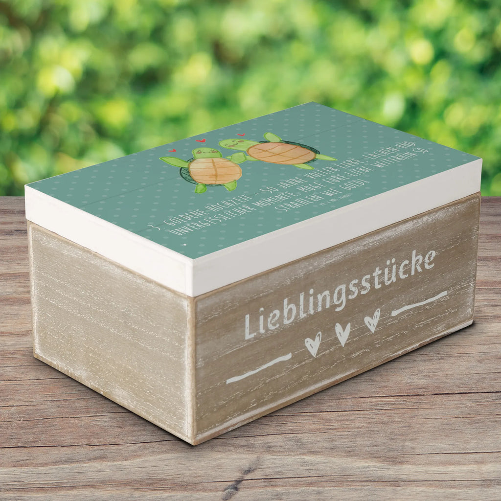 Wooden chest 3. Goldene Hochzeit - 50 Jahre voller Liebe, Lachen und unvergesslicher Momente. Möge eure Liebe weiterhin so strahlen wie Gold! Truhe, XXL, Dekokiste, Aufbewahrungsbox, Erinnerungskiste, Schatulle, Schatzkiste, Kiste, Geschenkbox, Holzkiste, Geschenkdose, Erinnerungsbox, Hochzeit, Hochzeitsgeschenk, Ehe, Hochzeitsfeier, Trauung, Trauungsgeschenk, Hochzeitskarte, Verlobungsfeier, Verlobungsgeschenk, Hochzeitsgeschenkideen, Hochzeitsgeschenke für Brautpaar