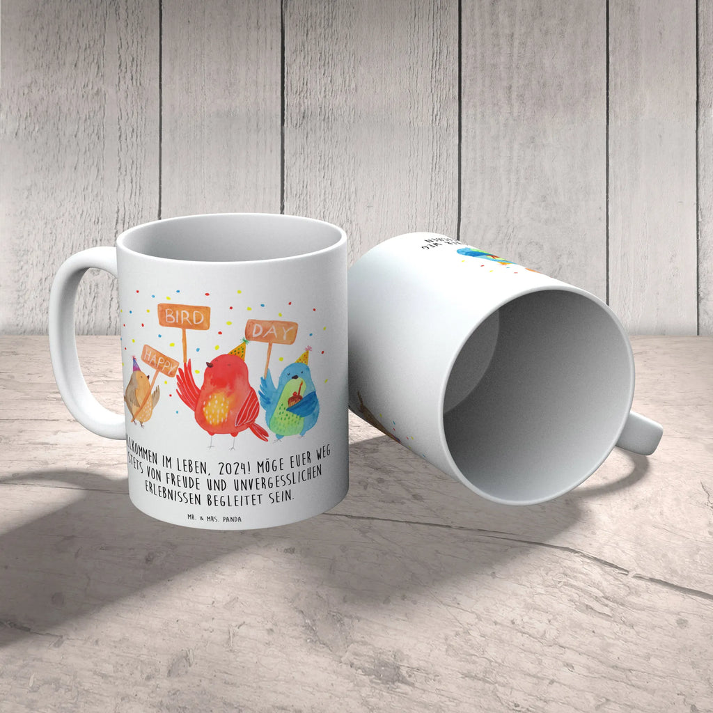 Mug Willkommen im Leben, 2024! Möge euer Weg stets von Freude und unvergesslichen Erlebnissen begleitet sein. Tasse mit Motiven, Kaffeetasse, Geschenktasse, Tasse, Keramiktasse, Bürotasse, Porzellantasse, Teetasse, Tasse mit Zitaten, Geburtstag, Geburtstagsgeschenk, Geschenk