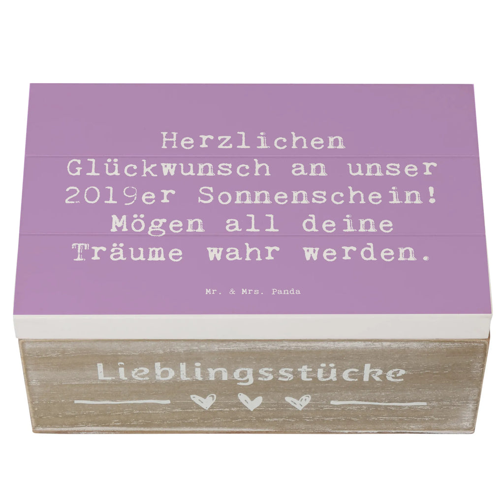 Wooden chest Saying Herzlichen Glückwunsch an unser 2019er Sonnenschein! Mögen all deine Träume wahr werden. Schatzkiste, Kiste, Dekokiste, Holzkiste, Geschenkdose, XXL, Aufbewahrungsbox, Schatulle, Erinnerungskiste, Erinnerungsbox, Truhe, Geschenkbox, Geburtstag, Geburtstagsgeschenk, Geschenk