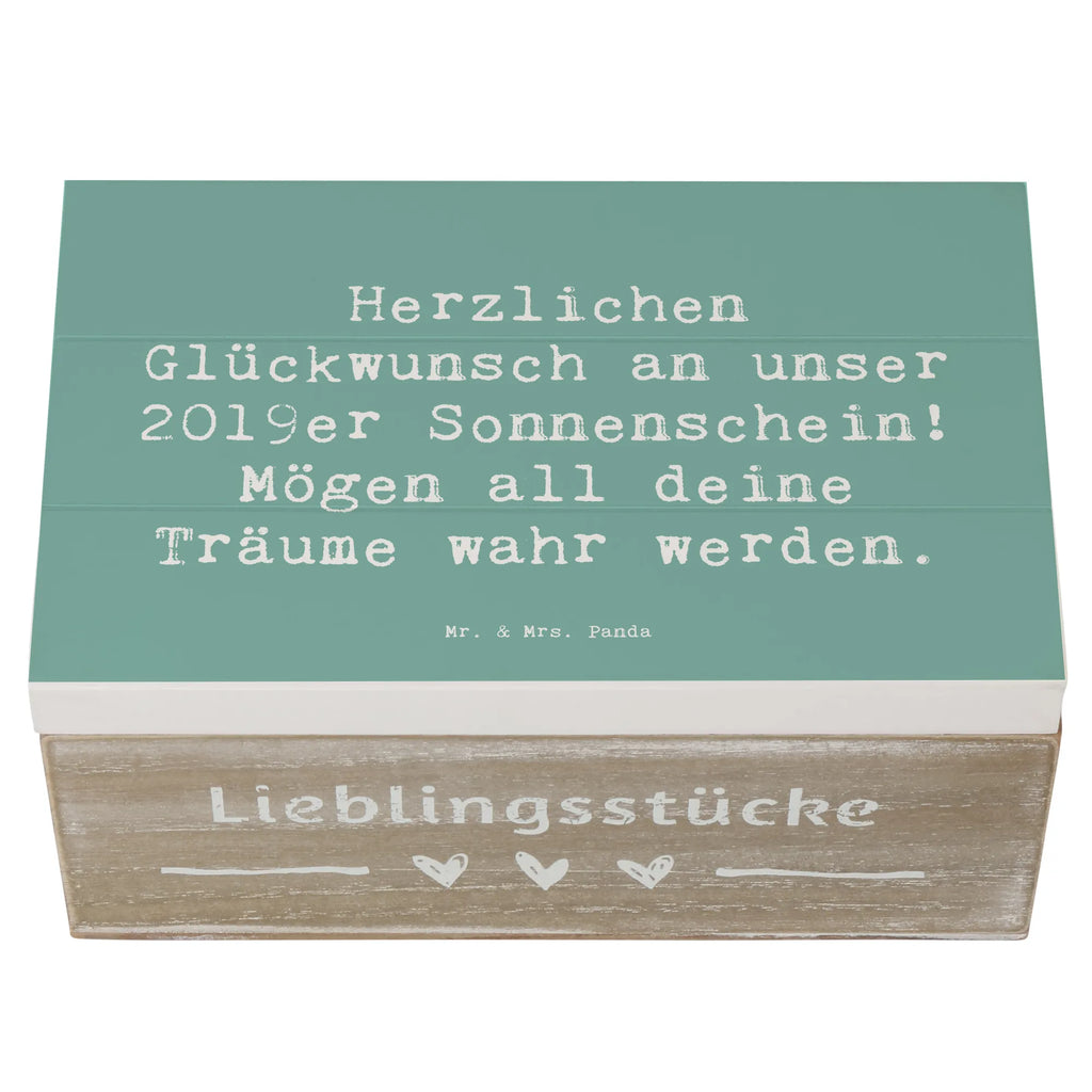 Wooden chest Saying Herzlichen Glückwunsch an unser 2019er Sonnenschein! Mögen all deine Träume wahr werden. Schatzkiste, Kiste, Dekokiste, Holzkiste, Geschenkdose, XXL, Aufbewahrungsbox, Schatulle, Erinnerungskiste, Erinnerungsbox, Truhe, Geschenkbox, Geburtstag, Geburtstagsgeschenk, Geschenk