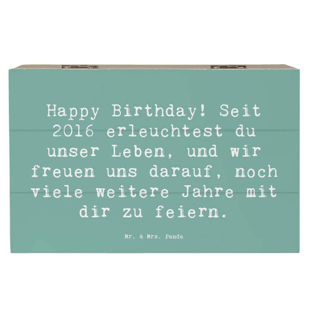 Wooden chest Saying Happy Birthday! Seit 2016 erleuchtest du unser Leben, und wir freuen uns darauf, noch viele weitere Jahre mit dir zu feiern. Holzkisten, Aufbewahrungsbox, aufbewahrungstruhe, truhe holz, Holzbox mit Deckel, Aufbewahrungsbox Holz, box holz, kiste holz, holztruhen, holzschachtel, aufbewahrungsboxen, holzschatulle, Holzkiste mit Deckel, holzkästchen, aufbewahrungskisten, Schatulle, Box aus Holz, Holzboxen, aufbewahrungskiste mit deckel, Holz Aufbewahrungsbox, Holzbox, Holztruhe, Holzkiste, Aufbewahrungskiste, Aufbewahrungsbox aus Holz, Geburtstag, Geburtstagsgeschenk, Geschenk