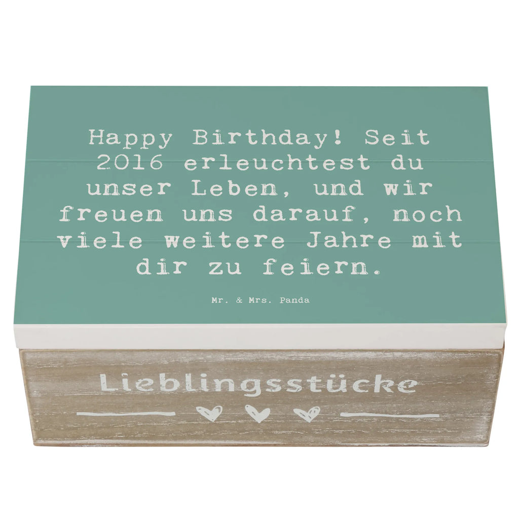 Wooden chest Saying Happy Birthday! Seit 2016 erleuchtest du unser Leben, und wir freuen uns darauf, noch viele weitere Jahre mit dir zu feiern. Holzkisten, Aufbewahrungsbox, aufbewahrungstruhe, truhe holz, Holzbox mit Deckel, Aufbewahrungsbox Holz, box holz, kiste holz, holztruhen, holzschachtel, aufbewahrungsboxen, holzschatulle, Holzkiste mit Deckel, holzkästchen, aufbewahrungskisten, Schatulle, Box aus Holz, Holzboxen, aufbewahrungskiste mit deckel, Holz Aufbewahrungsbox, Holzbox, Holztruhe, Holzkiste, Aufbewahrungskiste, Aufbewahrungsbox aus Holz, Geburtstag, Geburtstagsgeschenk, Geschenk