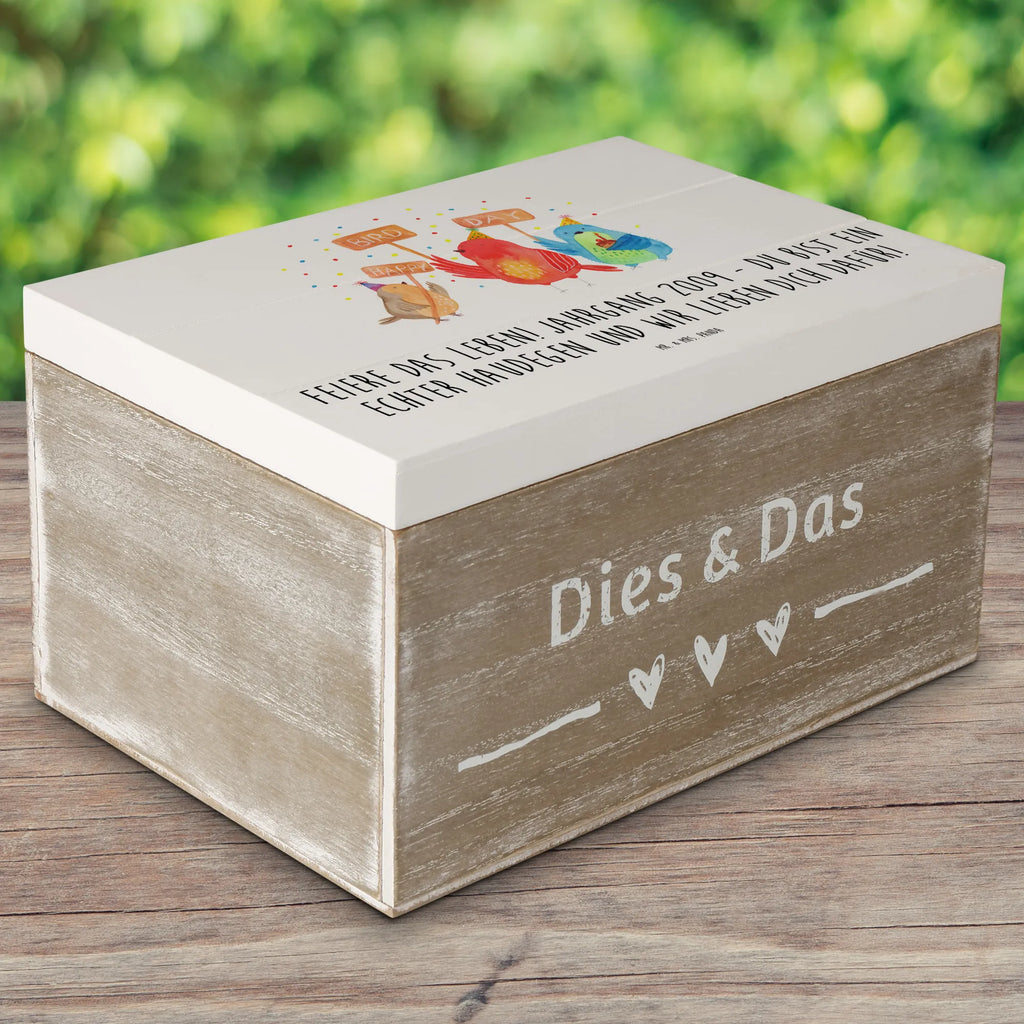 Wooden chest Feiere das Leben! Jahrgang 2009 - du bist ein echter Haudegen und wir lieben dich dafür! XXL, Schatulle, Truhe, Geschenkbox, Schatzkiste, Holzkiste, Dekokiste, Kiste, Erinnerungskiste, Geschenkdose, Aufbewahrungsbox, Erinnerungsbox, Geburtstag, Geburtstagsgeschenk, Geschenk