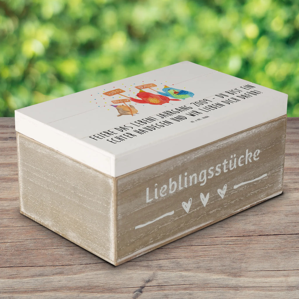 Wooden chest Feiere das Leben! Jahrgang 2009 - du bist ein echter Haudegen und wir lieben dich dafür! XXL, Schatulle, Truhe, Geschenkbox, Schatzkiste, Holzkiste, Dekokiste, Kiste, Erinnerungskiste, Geschenkdose, Aufbewahrungsbox, Erinnerungsbox, Geburtstag, Geburtstagsgeschenk, Geschenk