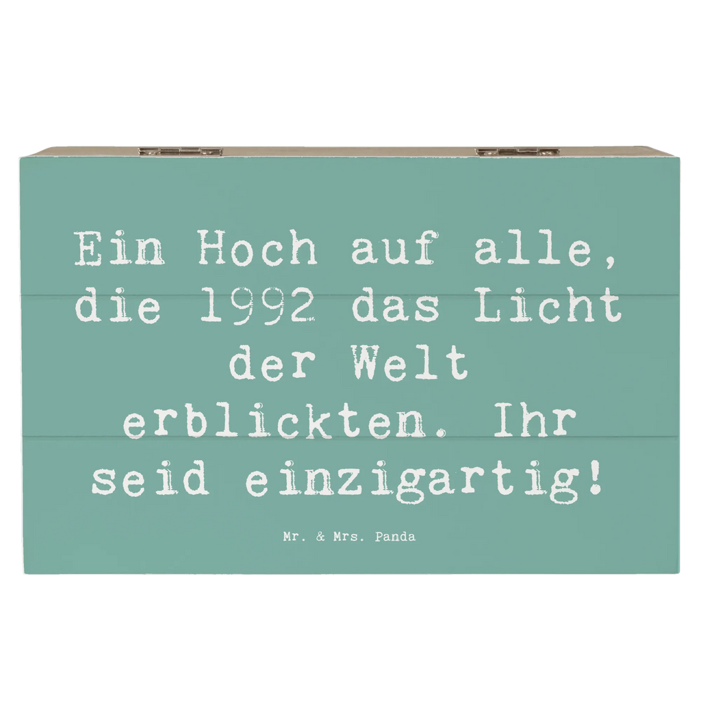 Wooden chest Saying Ein Hoch auf alle, die 1992 das Licht der Welt erblickten. Ihr seid einzigartig! Truhe, Aufbewahrungsbox, XXL, Erinnerungsbox, Geschenkdose, Geschenkbox, Kiste, Schatulle, Holzkiste, Schatzkiste, Dekokiste, Erinnerungskiste, Geburtstag, Geburtstagsgeschenk, Geschenk