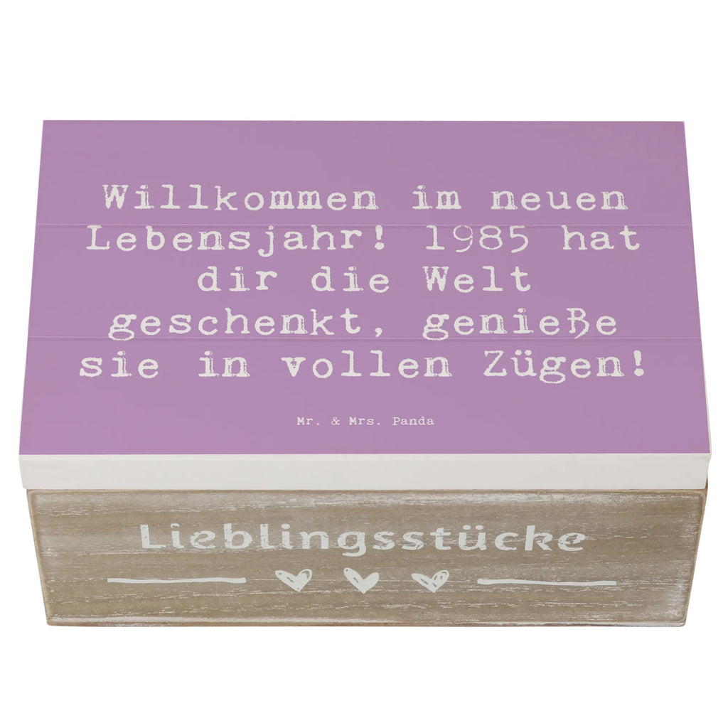 Wooden chest Saying Willkommen im neuen Lebensjahr! 1985 hat dir die Welt geschenkt, genieße sie in vollen Zügen! Kiste, Erinnerungskiste, Geschenkbox, Aufbewahrungsbox, Truhe, XXL, Holzkiste, Erinnerungsbox, Dekokiste, Schatulle, Schatzkiste, Geschenkdose, Geburtstag, Geburtstagsgeschenk, Geschenk