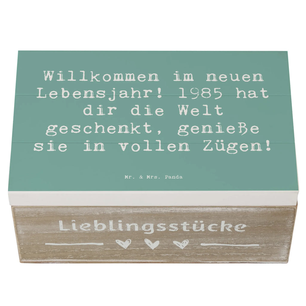 Wooden chest Saying Willkommen im neuen Lebensjahr! 1985 hat dir die Welt geschenkt, genieße sie in vollen Zügen! Kiste, Erinnerungskiste, Geschenkbox, Aufbewahrungsbox, Truhe, XXL, Holzkiste, Erinnerungsbox, Dekokiste, Schatulle, Schatzkiste, Geschenkdose, Geburtstag, Geburtstagsgeschenk, Geschenk