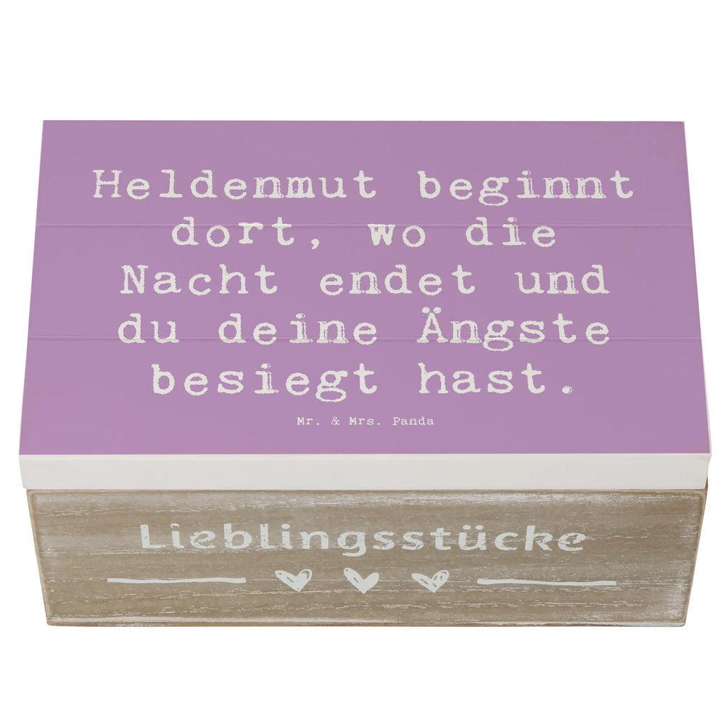 Wooden chest Saying Heldenmut beginnt dort, wo die Nacht endet und du deine Ängste besiegt hast. holzkisten, Erinnerungsbox, Geschenkbox, box aus holz, Schatzkiste, schmuckkästchen, holzboxen, erinnerungsbox baby, ordnungsbox, aufbewahrungsbox aus holz, Aufbewahrungsbox, Schatulle, holztruhe, Truhe, deko box, holzbox mit deckel, holzkiste mit deckel, Holzkiste, aufbewahrungskiste, Dekokiste, Erinnerungskiste, holz aufbewahrungsbox, Kiste, erinnerungsbox hochzeit, holzbox, aufbewahrungsbox holz, dekorative holzkiste, einzigartig, sprüche, inspiration, mr and mrs panda, alltag verschönern, schöne sprüche, zitate, motivation, shopify, lächeln, glück, kreativ, lebensweisheiten, wohnaccessoires, freude, sprüche sammlung, spruch kollektion, geschenkideen, dekoration, liebe, nachhaltige geschenke, wanddeko