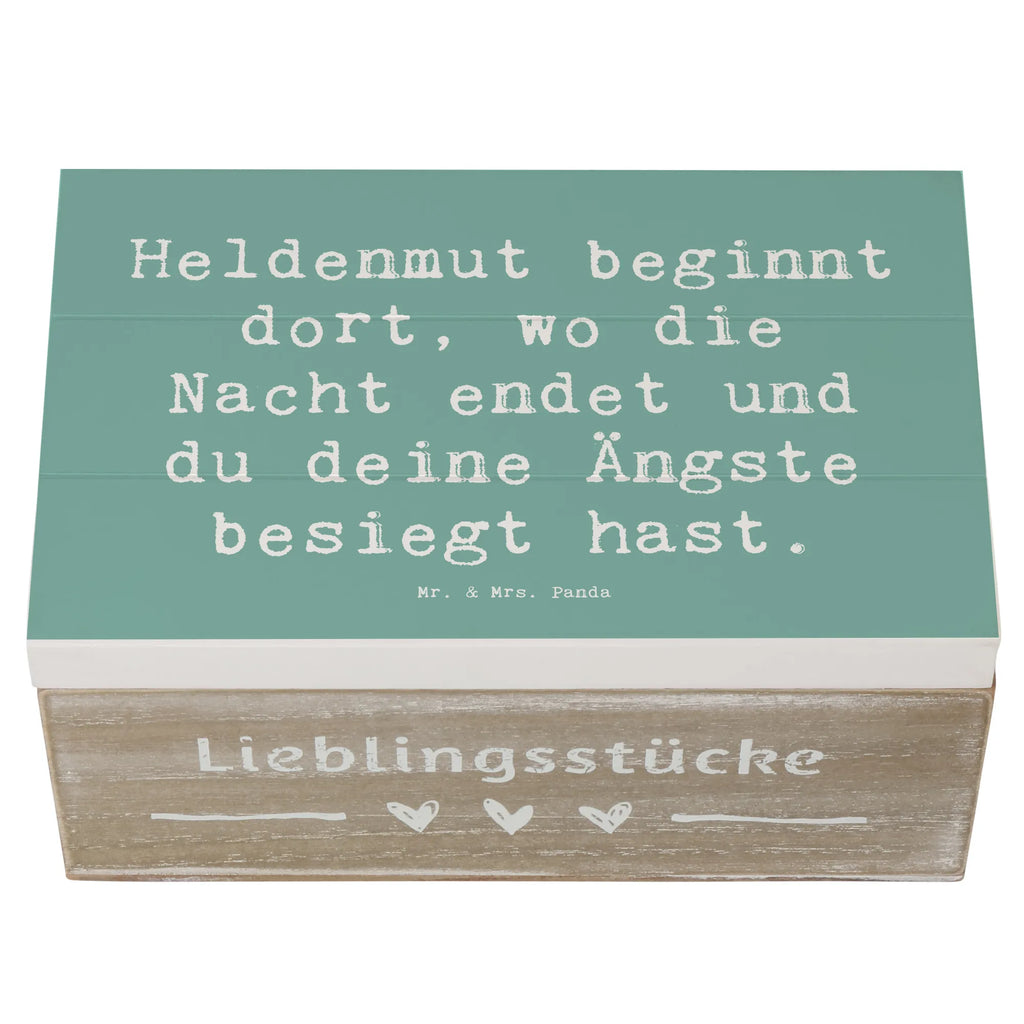 Wooden chest Saying Heldenmut beginnt dort, wo die Nacht endet und du deine Ängste besiegt hast. holzkisten, Erinnerungsbox, Geschenkbox, box aus holz, Schatzkiste, schmuckkästchen, holzboxen, erinnerungsbox baby, ordnungsbox, aufbewahrungsbox aus holz, Aufbewahrungsbox, Schatulle, holztruhe, Truhe, deko box, holzbox mit deckel, holzkiste mit deckel, Holzkiste, aufbewahrungskiste, Dekokiste, Erinnerungskiste, holz aufbewahrungsbox, Kiste, erinnerungsbox hochzeit, holzbox, aufbewahrungsbox holz, dekorative holzkiste, einzigartig, sprüche, inspiration, mr and mrs panda, alltag verschönern, schöne sprüche, zitate, motivation, shopify, lächeln, glück, kreativ, lebensweisheiten, wohnaccessoires, freude, sprüche sammlung, spruch kollektion, geschenkideen, dekoration, liebe, nachhaltige geschenke, wanddeko