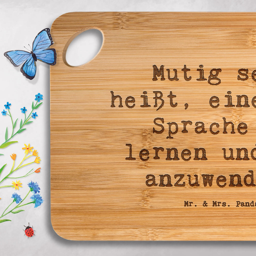 Bambus - deska do krojenia Przysłowie Mutig sein heißt, eine neue Sprache zu lernen und sie anzuwenden! Schneidebrett, Hackbrett, Holzbrett, Frühstücksbrett, Brett, Holzbrettchen, Küchenbrett, Servierbrett, sprüche, zitate, spruch kollektion, inspiration, motivation, lebensweisheiten, geschenkideen, wanddeko, wohnaccessoires, sprüche sammlung, schöne sprüche, glück, liebe, freude, lächeln, alltag verschönern, nachhaltige geschenke, dekoration, kreativ, einzigartig, shopify, mr and mrs panda