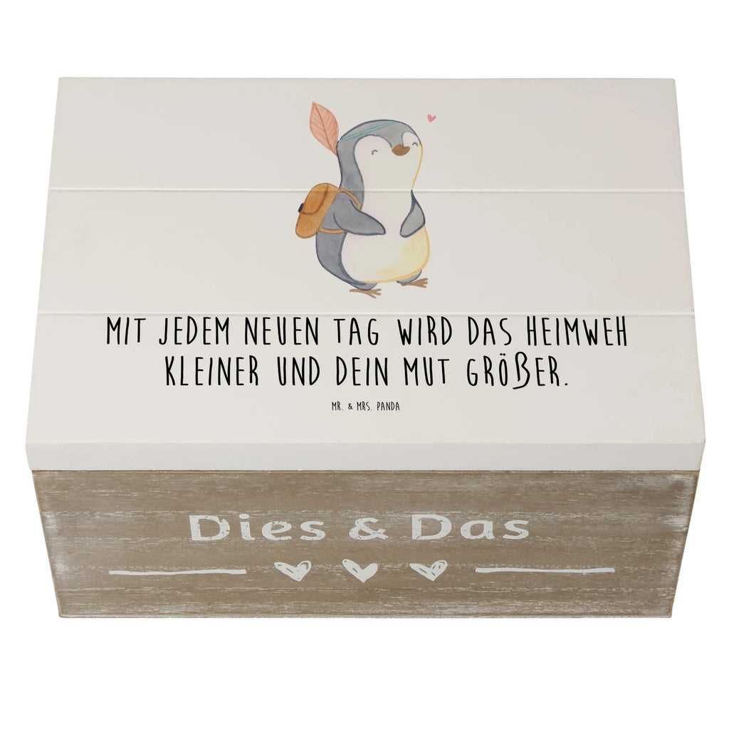 Holzkiste Heimweh überwinden Mut Aufbewahrungsbox, box holz, Holzbox mit Deckel, Box, Schatzkiste, Box aus Holz, schmuckbox, Holzkiste, holzschachtel, Geschenkbox, holzkästchen, truhe mit deckel, Aufbewahrungsbox aus Holz, Aufbewahrungsbox Holz, kiste holz, schmuckkiste, Holztruhe, holzschatulle, fotokiste, Holzkiste mit Deckel, Holz Aufbewahrungsbox, Aufbewahrungskiste, Truhe, fotobox, truhe holz, Schatulle, schatztruhe, Kiste mit Deckel, geschenkkiste, geschenkbox holz, Erinnerungsbox, aufbewahrungskiste mit deckel, geschenkbox mit deckel, Kiste, Erinnerungskiste, schatzkiste holz, schmucktruhe, Aufbewahrungstruhe, erinnerungsbox holz, Holzbox, Lächeln, freude, wohnaccessoires, sprüche, shopify, motivation, Einzigartig, inspiration, zitate, Dekoration, sprüche sammlung, nachhaltige geschenke, geschenkideen, Kreativ, mr and mrs panda, alltag verschönern, glück, wanddeko, lebensweisheiten, liebe, spruch kollektion, schöne sprüche