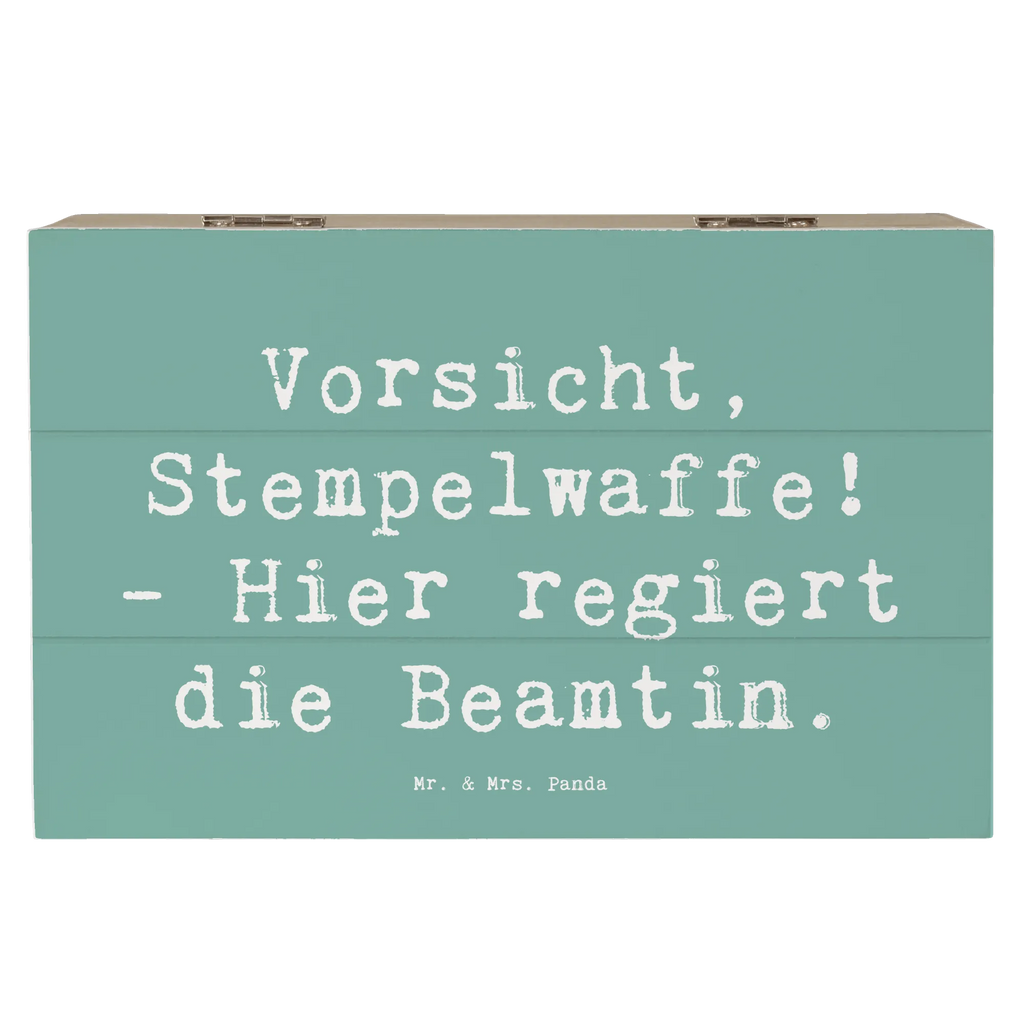Holzkiste Spruch Beamtin Stempelwaffe Truhe, Dekokiste, Kiste, Erinnerungskiste, Erinnerungsbox, Geschenkbox, Aufbewahrungsbox, Holzkiste, Schatulle, Schatzkiste, XXL, Geschenkdose, Beruf, Ausbildung, Jubiläum, Abschied, Rente, Kollege, Kollegin, Geschenk, Schenken, Arbeitskollege, Mitarbeiter, Firma, Danke, Dankeschön