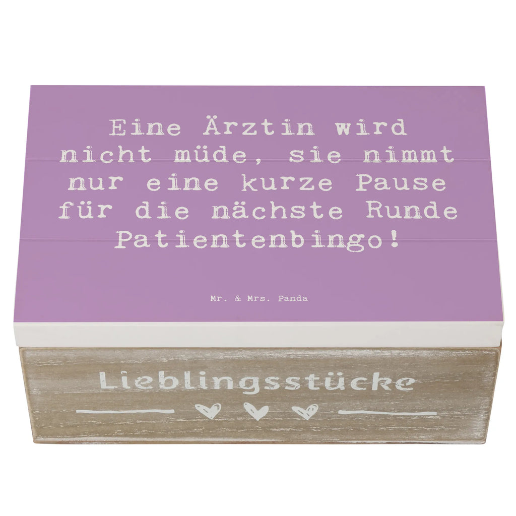 Wooden chest Saying Eine Ärztin wird nicht müde, sie nimmt nur eine kurze Pause für die nächste Runde Patientenbingo! Truhe, XXL, Dekokiste, Schatzkiste, Erinnerungsbox, Holzkiste, Erinnerungskiste, Geschenkdose, Schatulle, Aufbewahrungsbox, Geschenkbox, Kiste, Beruf, Ausbildung, Jubiläum, Abschied, Rente, Kollege, Kollegin, Geschenk, Schenken, Arbeitskollege, Mitarbeiter, Firma, Danke, Dankeschön
