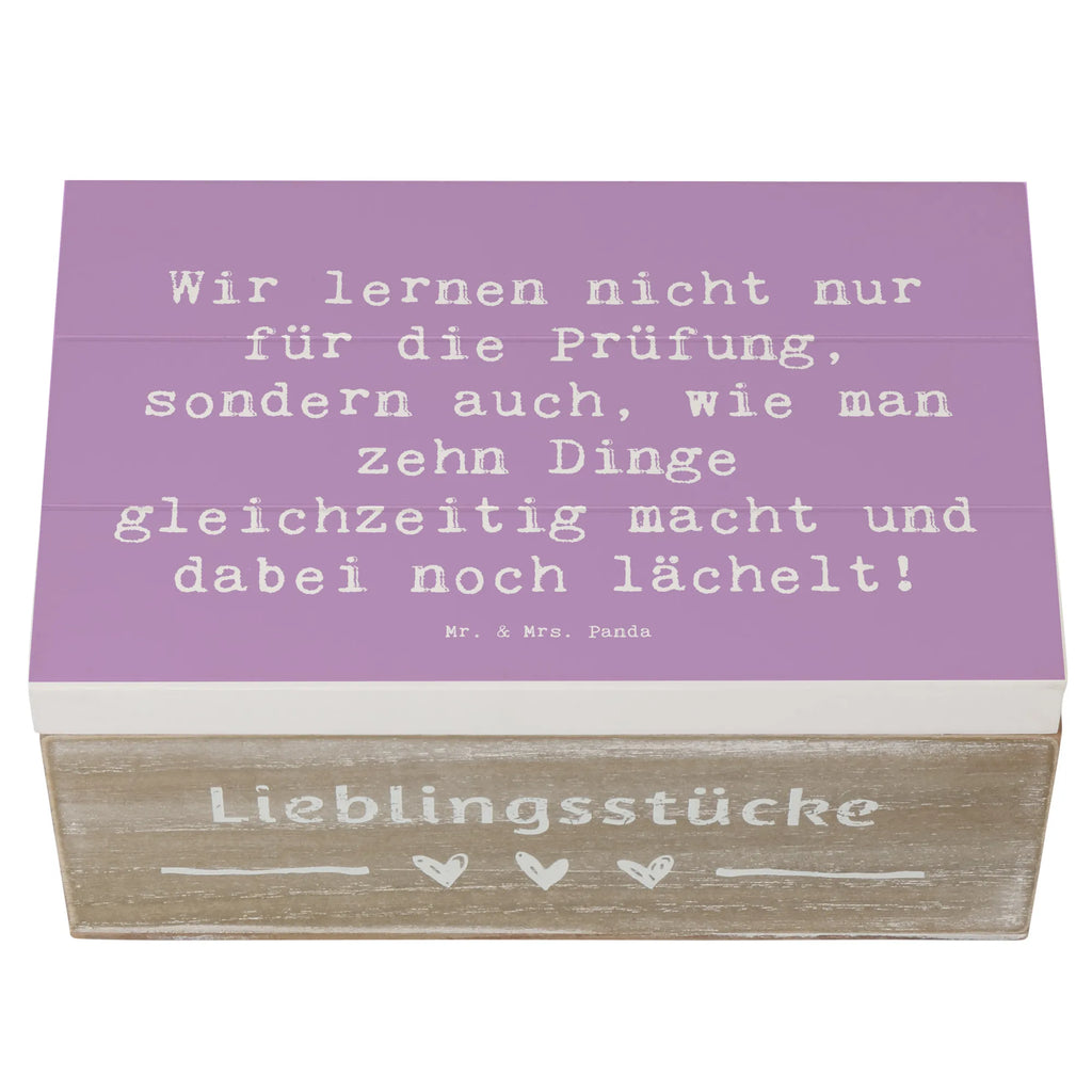 Wooden chest Saying Wir lernen nicht nur für die Prüfung, sondern auch, wie man zehn Dinge gleichzeitig macht und dabei noch lächelt! Schatulle, Erinnerungsbox, Dekokiste, XXL, Kiste, Aufbewahrungsbox, Schatzkiste, Geschenkdose, Erinnerungskiste, Geschenkbox, Holzkiste, Truhe, Beruf, Ausbildung, Jubiläum, Abschied, Rente, Kollege, Kollegin, Geschenk, Schenken, Arbeitskollege, Mitarbeiter, Firma, Danke, Dankeschön