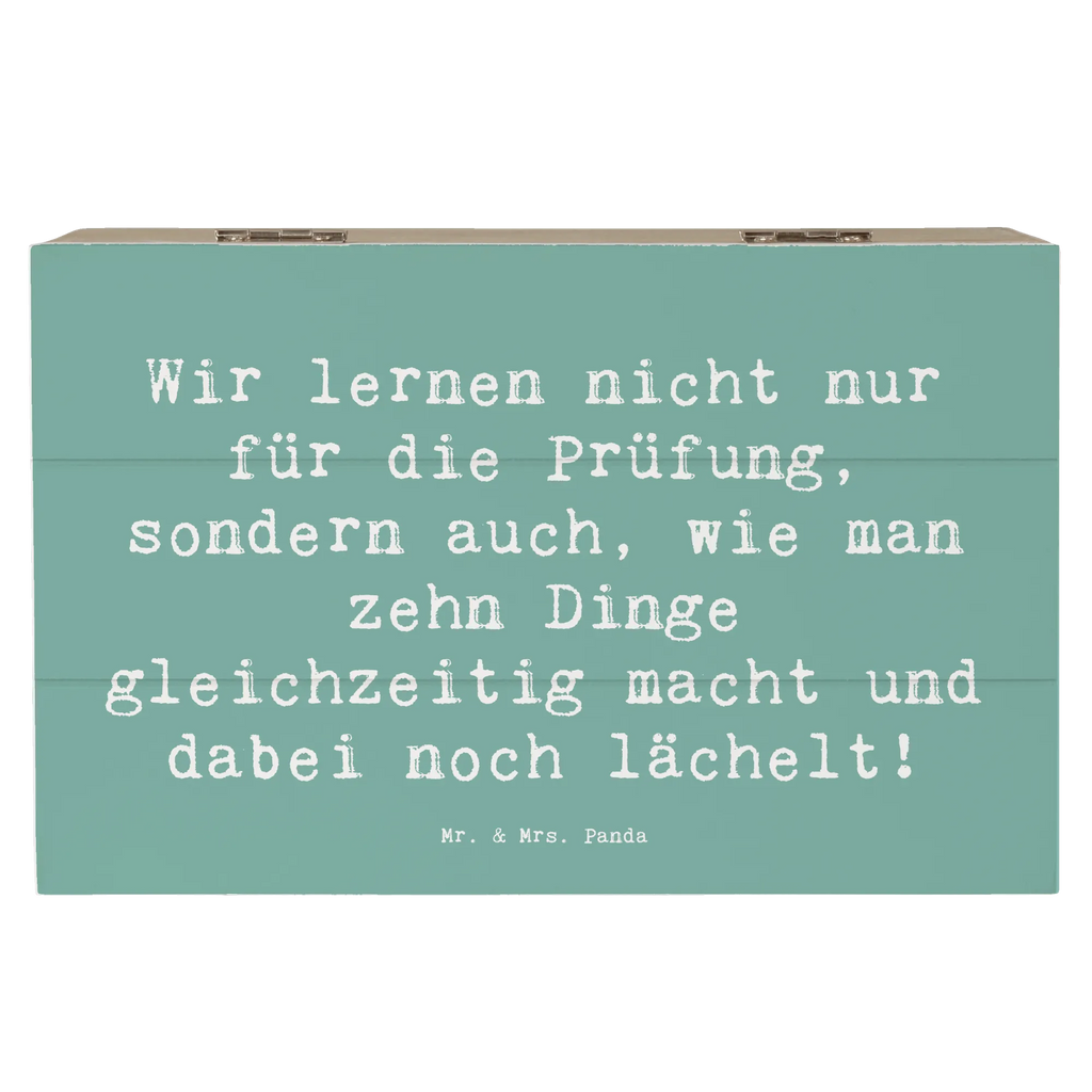 Wooden chest Saying Wir lernen nicht nur für die Prüfung, sondern auch, wie man zehn Dinge gleichzeitig macht und dabei noch lächelt! Schatulle, Erinnerungsbox, Dekokiste, XXL, Kiste, Aufbewahrungsbox, Schatzkiste, Geschenkdose, Erinnerungskiste, Geschenkbox, Holzkiste, Truhe, Beruf, Ausbildung, Jubiläum, Abschied, Rente, Kollege, Kollegin, Geschenk, Schenken, Arbeitskollege, Mitarbeiter, Firma, Danke, Dankeschön