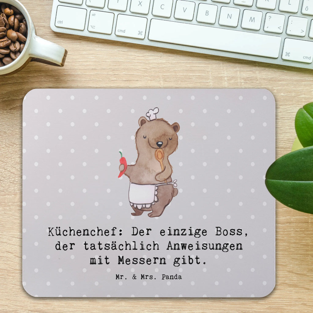 Mauspad Küchenchef: Der einzige Boss, der tatsächlich Anweisungen mit Messern gibt. PC Zubehör, Mauspad, Computer zubehör, Arbeitszimmer, Einzigartiges Mauspad, Büroausstattung, Mauspad Büro, Mausunterlage, Mousepad, Designer Mauspad, Beruf, Ausbildung, Jubiläum, Abschied, Rente, Kollege, Kollegin, Geschenk, Schenken, Arbeitskollege, Mitarbeiter, Firma, Danke, Dankeschön
