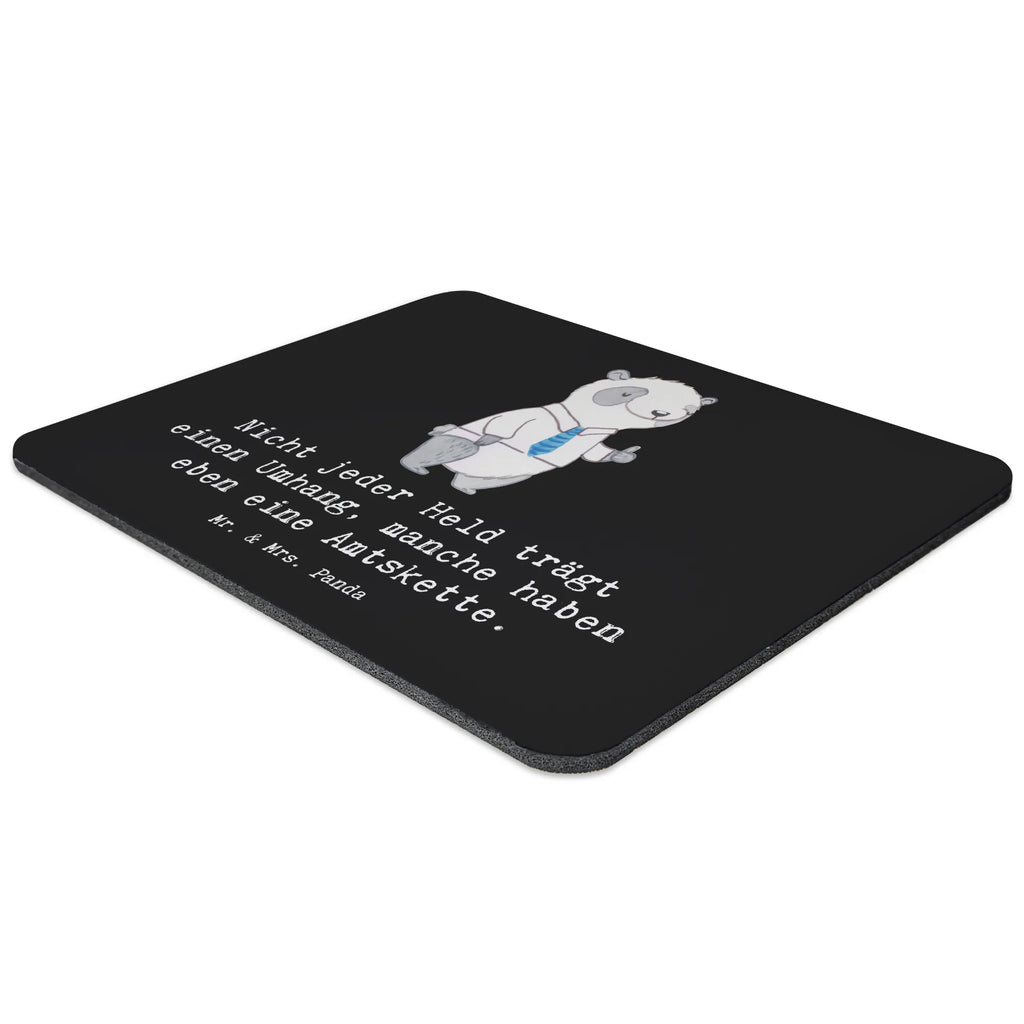 Mouse mat Nicht jeder Held trägt einen Umhang, manche haben eben eine Amtskette. Büroausstattung, Mauspad, PC Zubehör, Mousepad, Einzigartiges Mauspad, Designer Mauspad, Mausunterlage, Arbeitszimmer, Computer zubehör, Mauspad Büro, Beruf, Ausbildung, Jubiläum, Abschied, Rente, Kollege, Kollegin, Geschenk, Schenken, Arbeitskollege, Mitarbeiter, Firma, Danke, Dankeschön