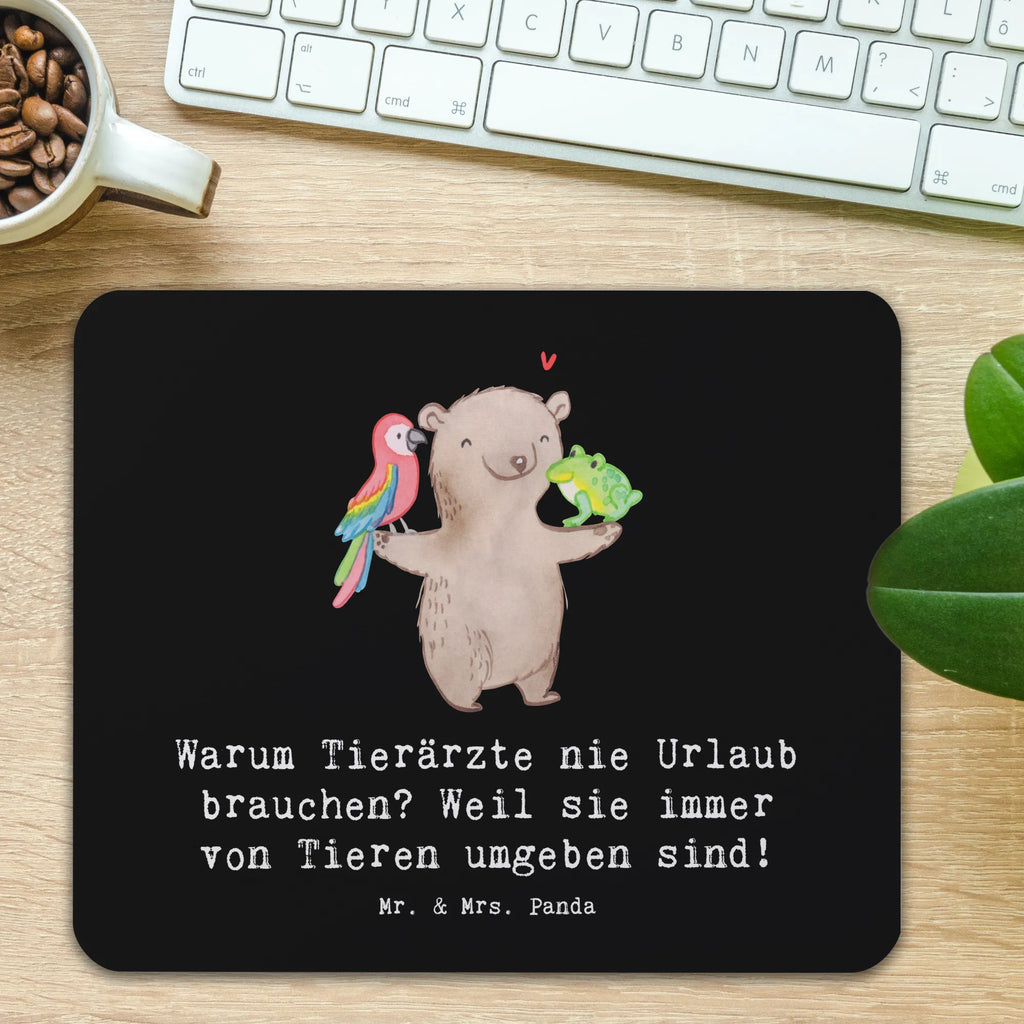Mouse mat Warum Tierärzte nie Urlaub brauchen? Weil sie immer von Tieren umgeben sind! PC Zubehör, Mauspad, Büroausstattung, Mousepad, Arbeitszimmer, Mausunterlage, Computer zubehör, Mauspad Büro, Einzigartiges Mauspad, Designer Mauspad, Beruf, Ausbildung, Jubiläum, Abschied, Rente, Kollege, Kollegin, Geschenk, Schenken, Arbeitskollege, Mitarbeiter, Firma, Danke, Dankeschön